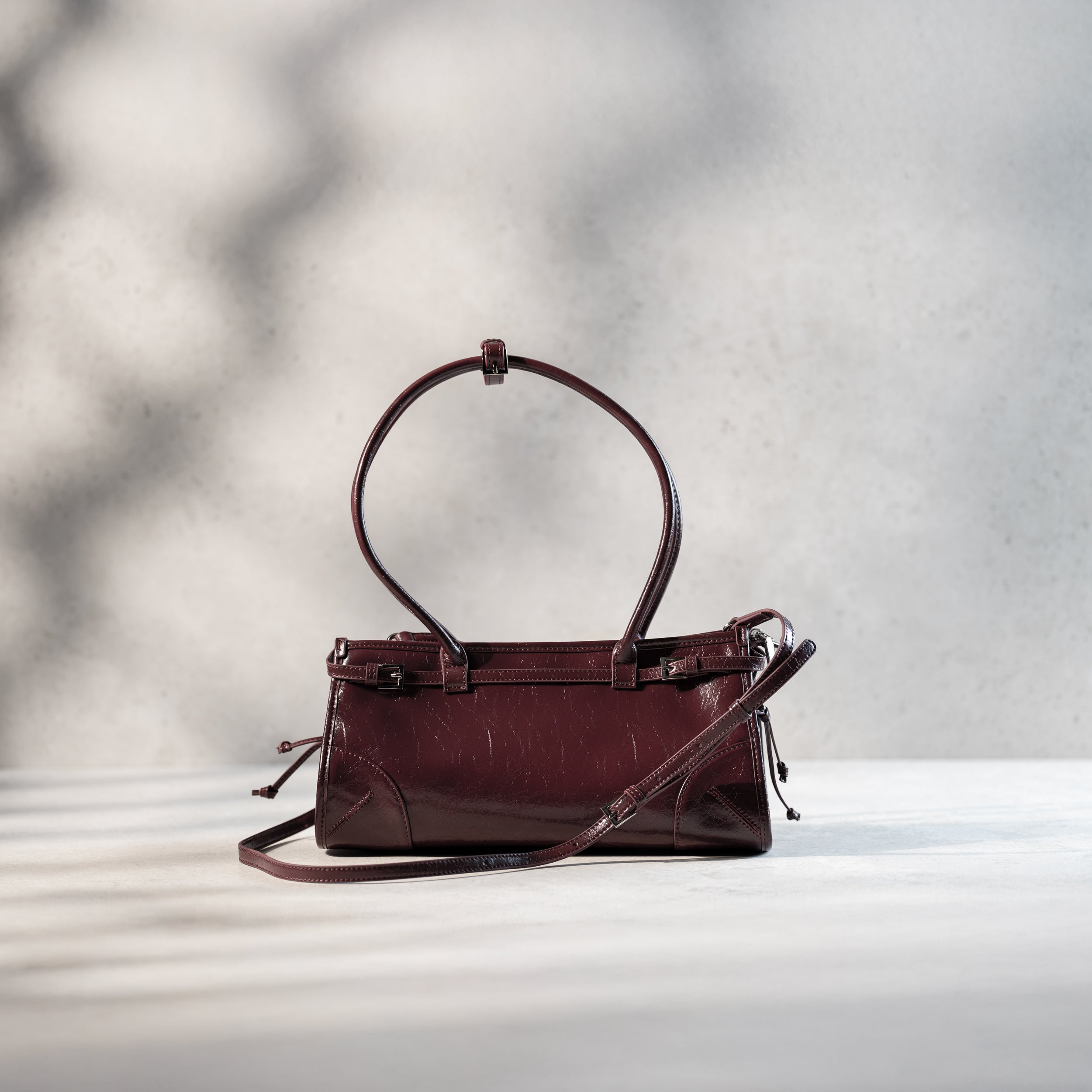 sac à main forme baguette pour femme en cuir verni bordeaux vintage avec bandoulière