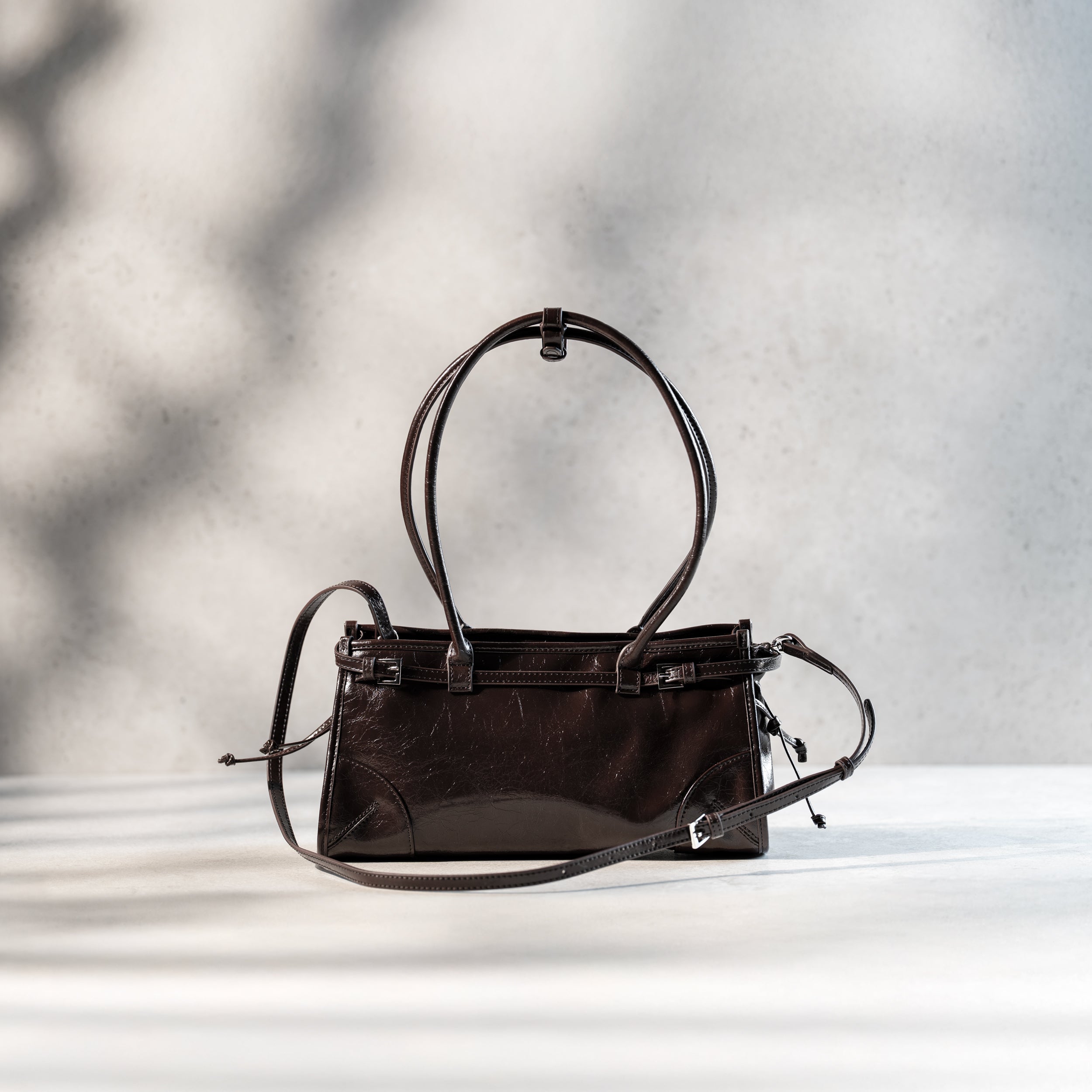 sac à main forme baguette femme en cuir verni marron vintage avec bandoulière amovible