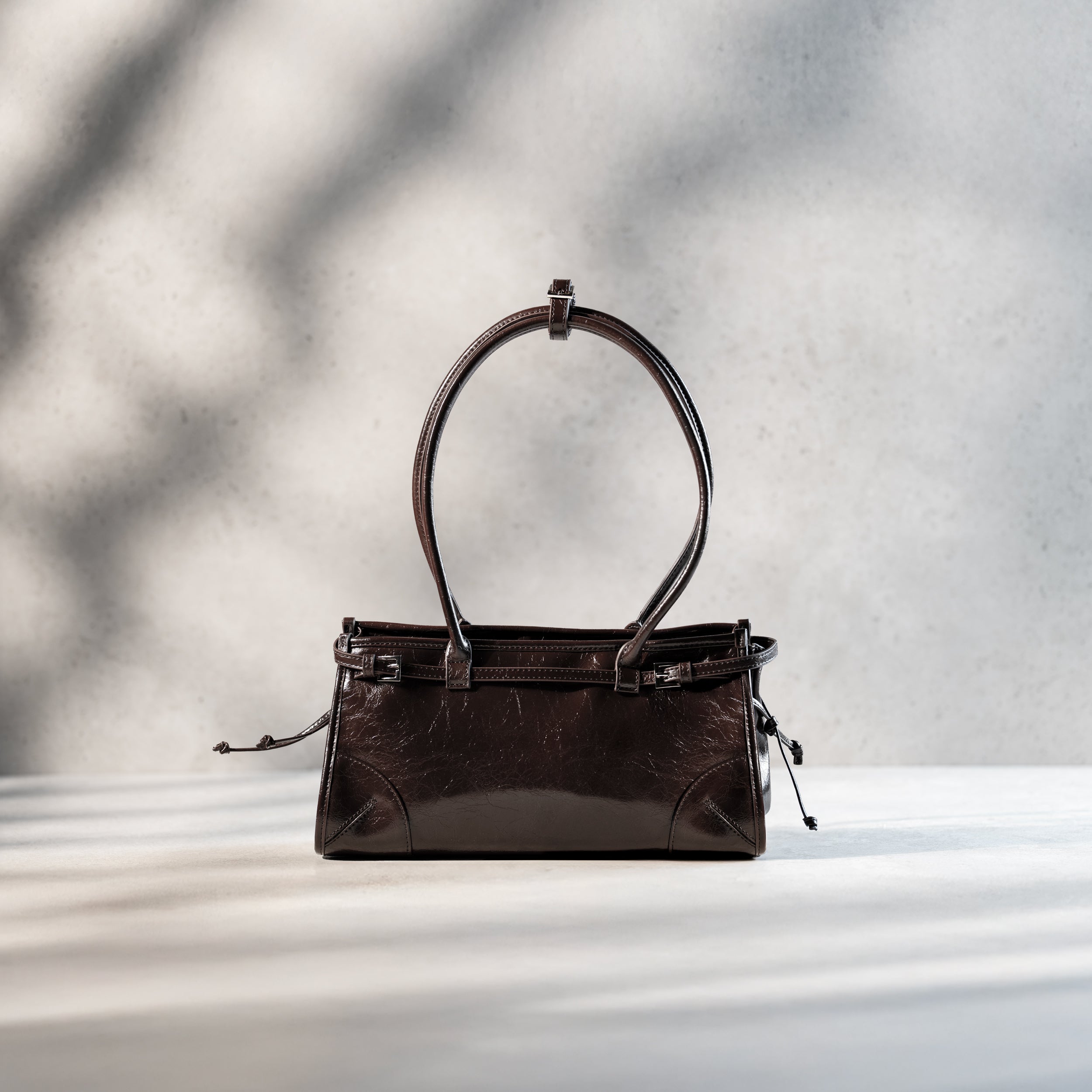 sac à main forme baguette femme en cuir verni marron vintage