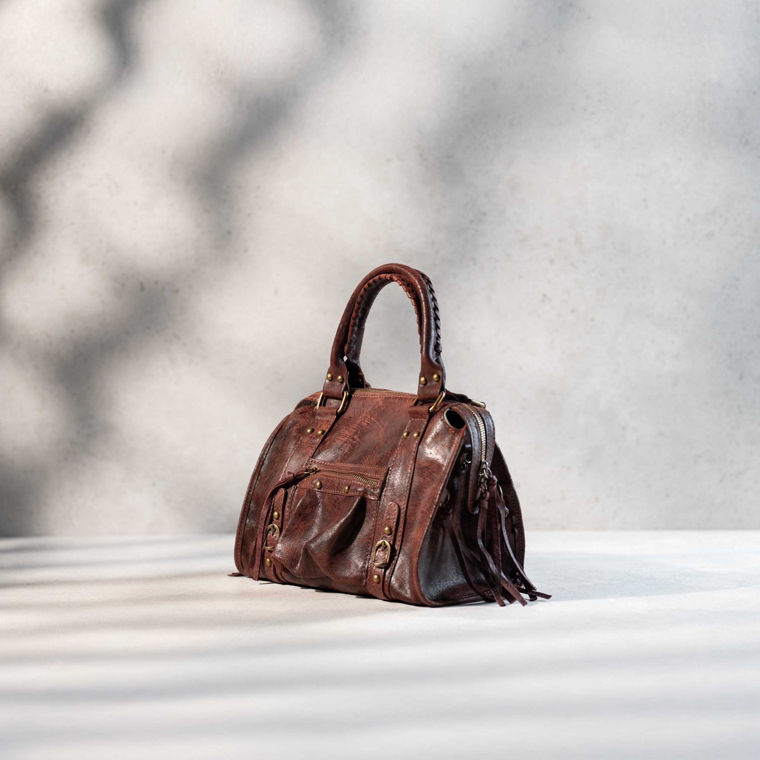 sac à main femme forme bowling de côté en cuir vieilli acajou souple et franges