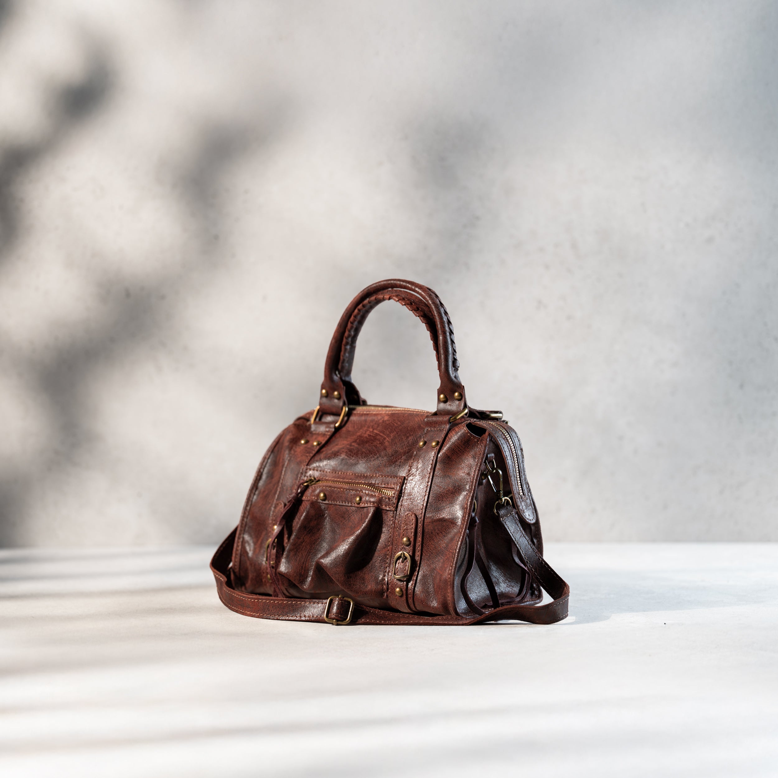 sac à main femme forme bowling avec bandoulière de côté en cuir vieilli acajou