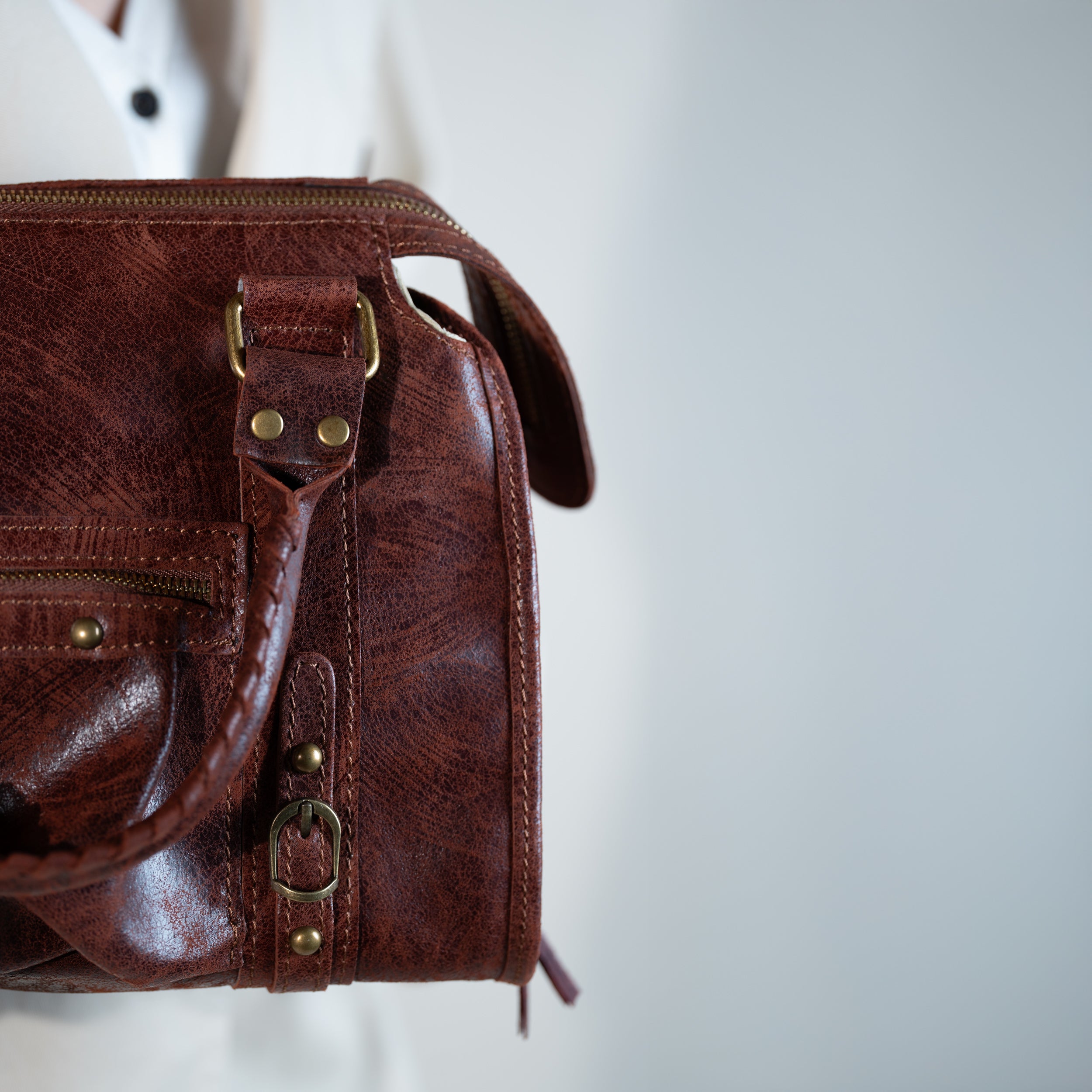 zoom sur le cuir de veau d'un sac à main femme forme bowling vintage en cuir vieilli acajou