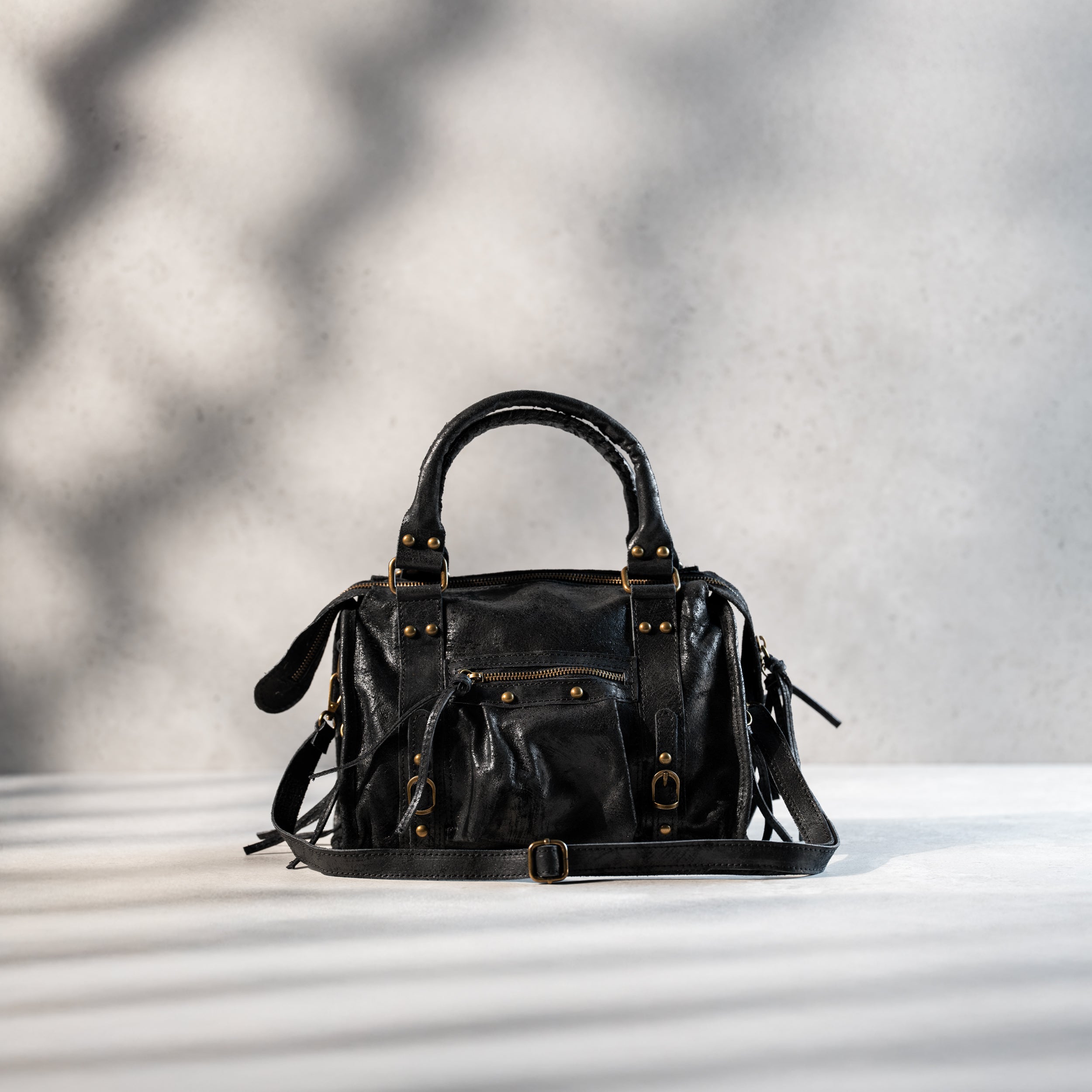 sac à main femme forme bowling vintage en cuir vieilli noir dans un cuir de veau souple avec bandoulière