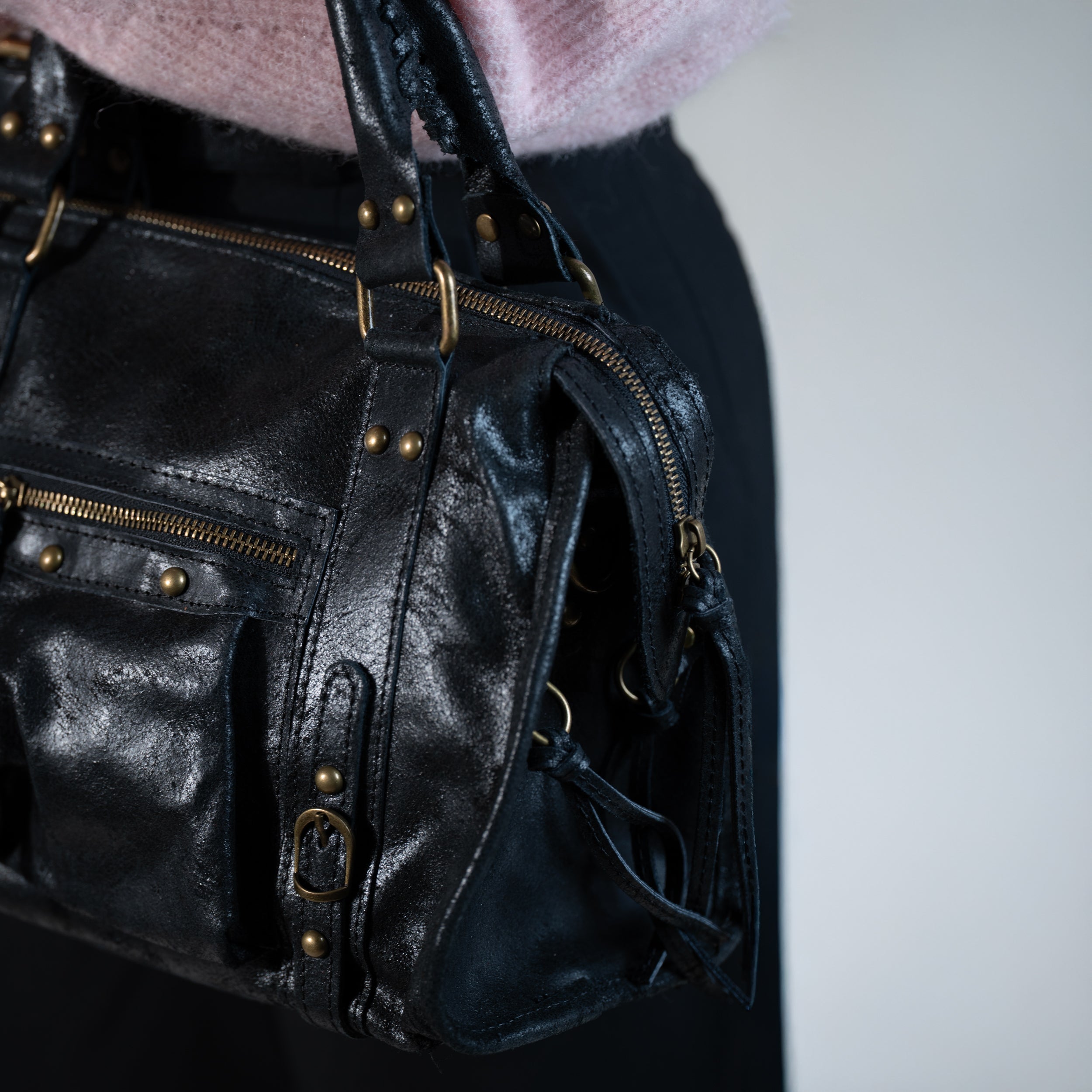 zoom sur le cuir vieilli d'un sac à main femme forme bowling vintage en cuir de veau patiné souple