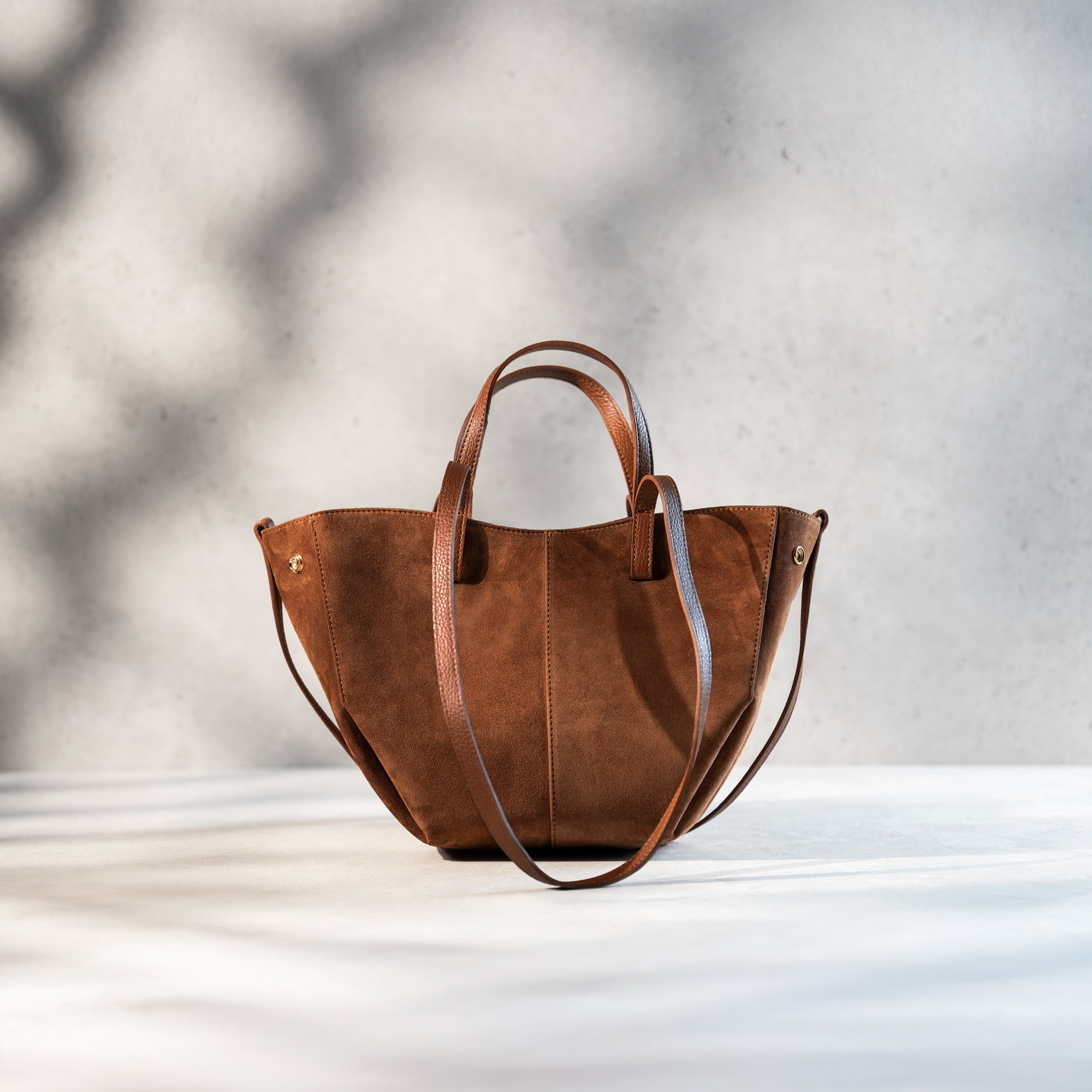 sac cabas pour femme forme trapèze en cuir suédé ou daim camel 