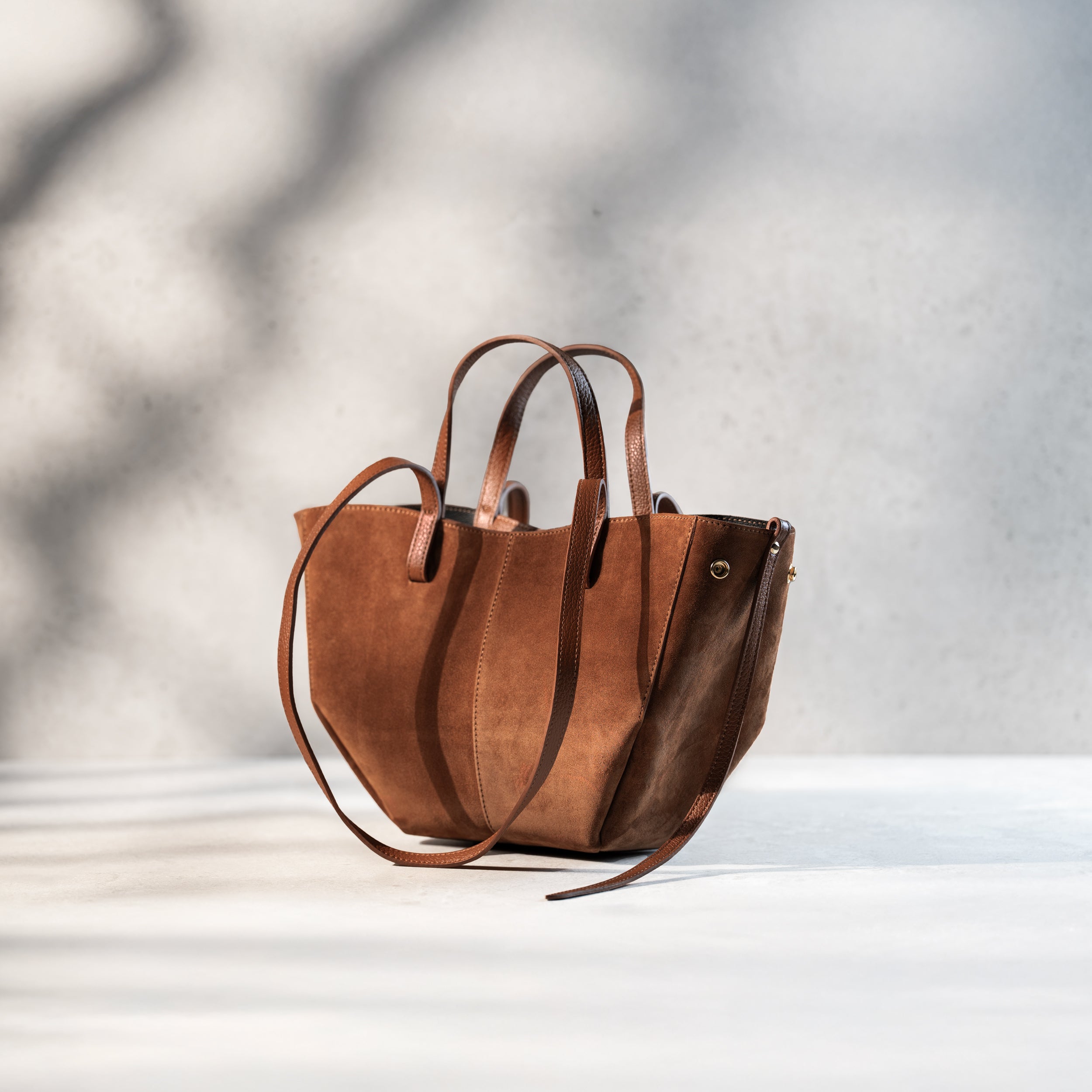 sac cabas pour femme forme trapèze en cuir suédé ou daim camel de côté