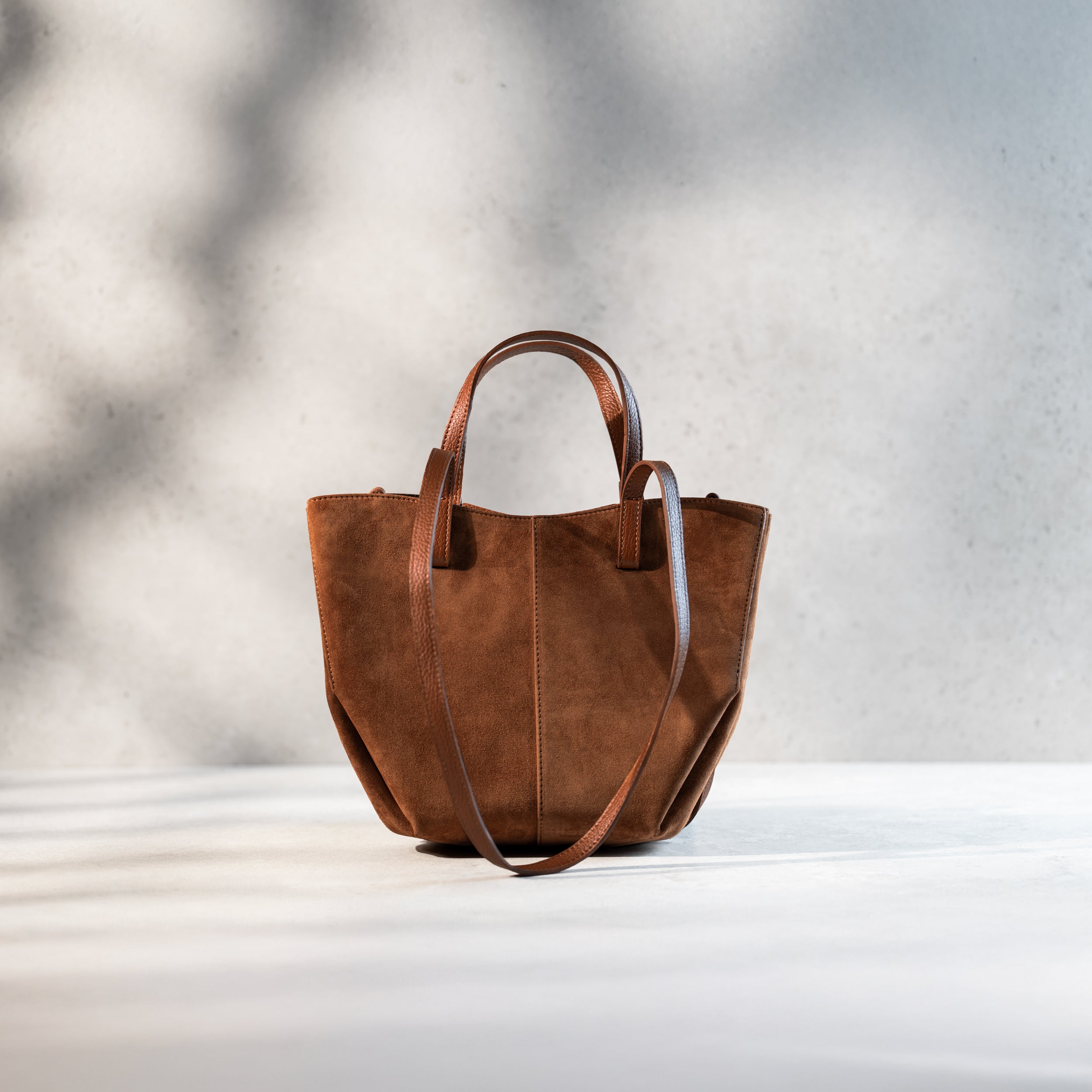 sac cabas pour femme forme rectangle en cuir suédé ou daim camel 