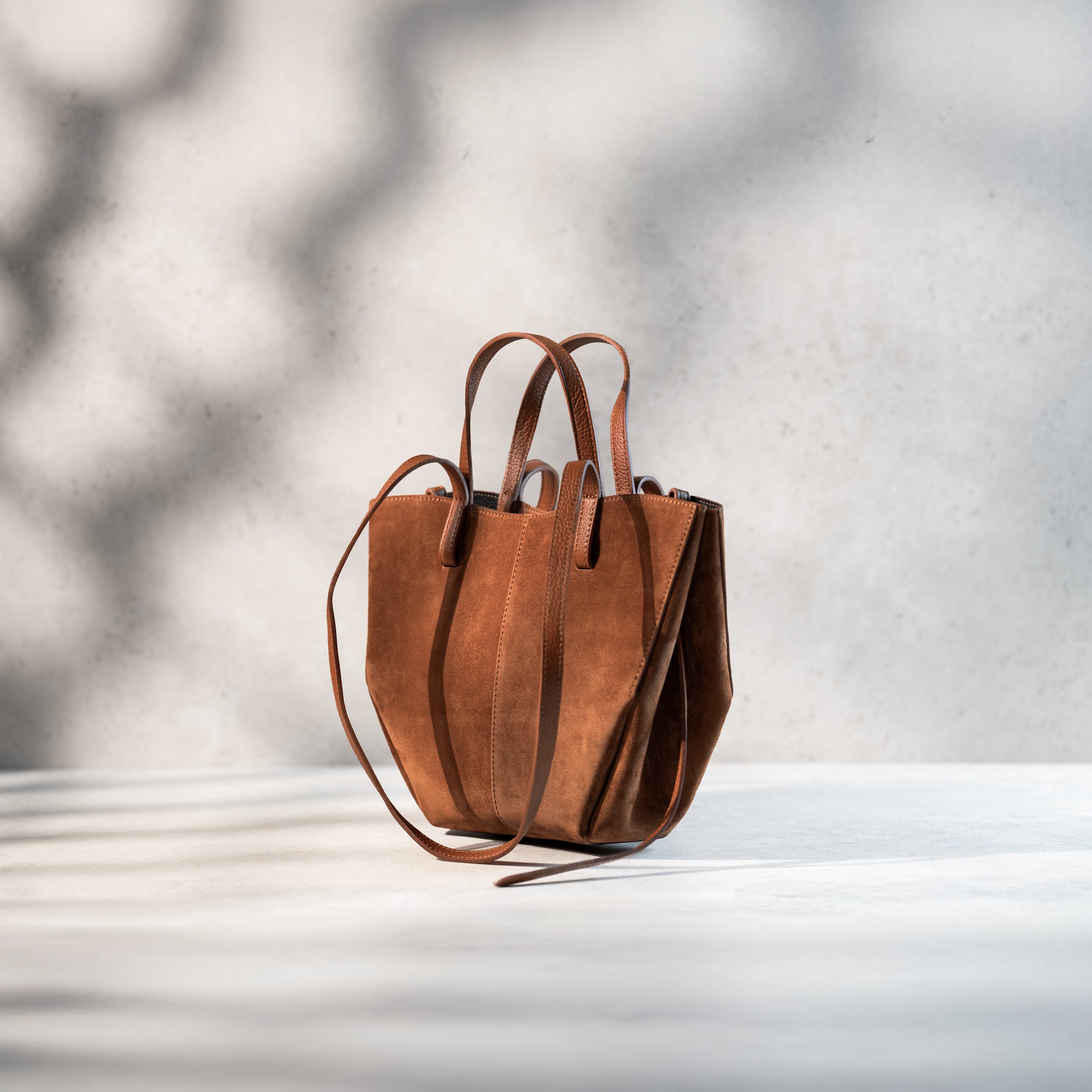 sac cabas pour femme forme rectangle en cuir suédé ou daim camel