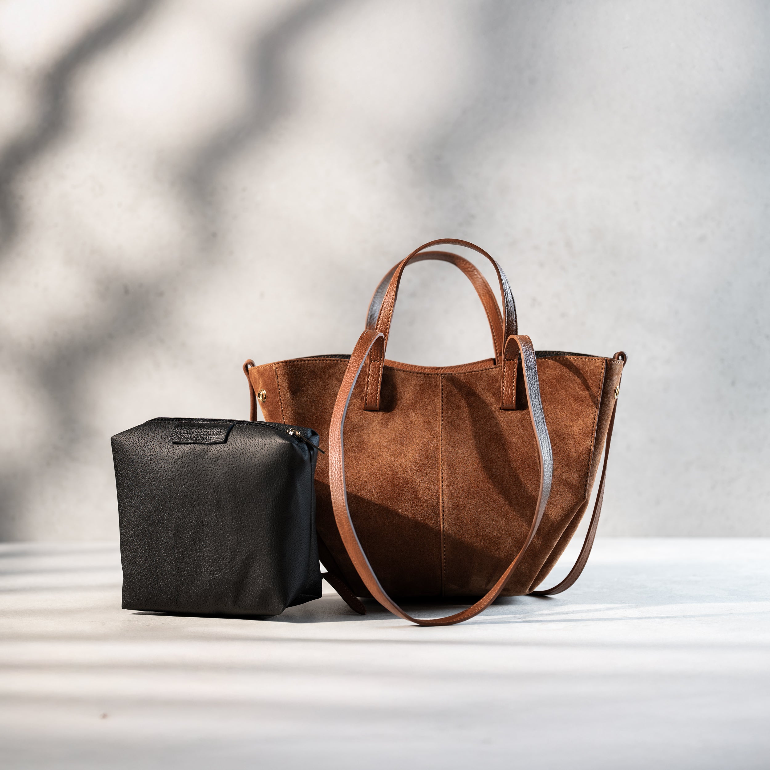 sac cabas pour femme forme trapèze en cuir suédé ou daim camel avec trousse de rangement noir