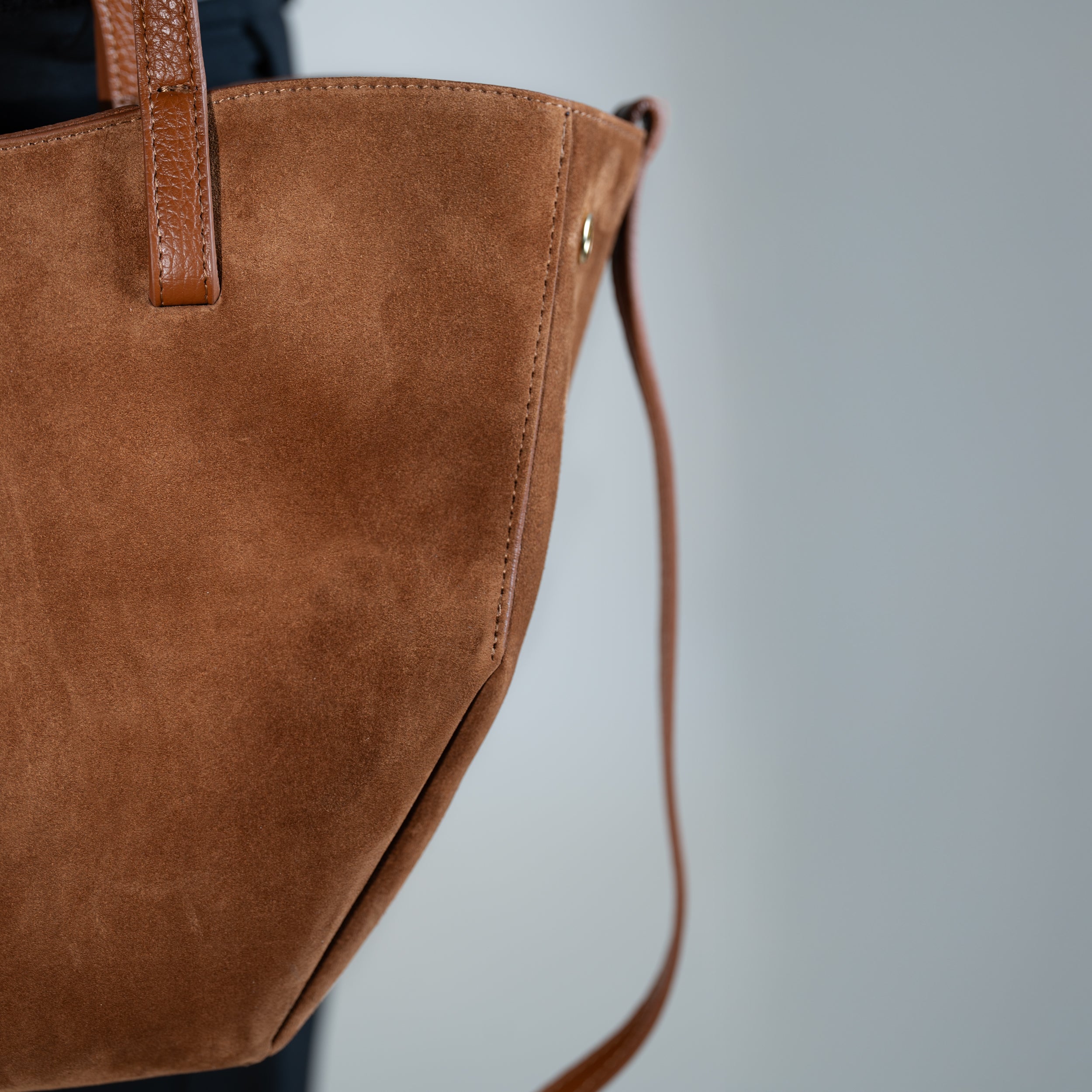 focus côté sac cabas pour femme en cuir suédé ou daim camel