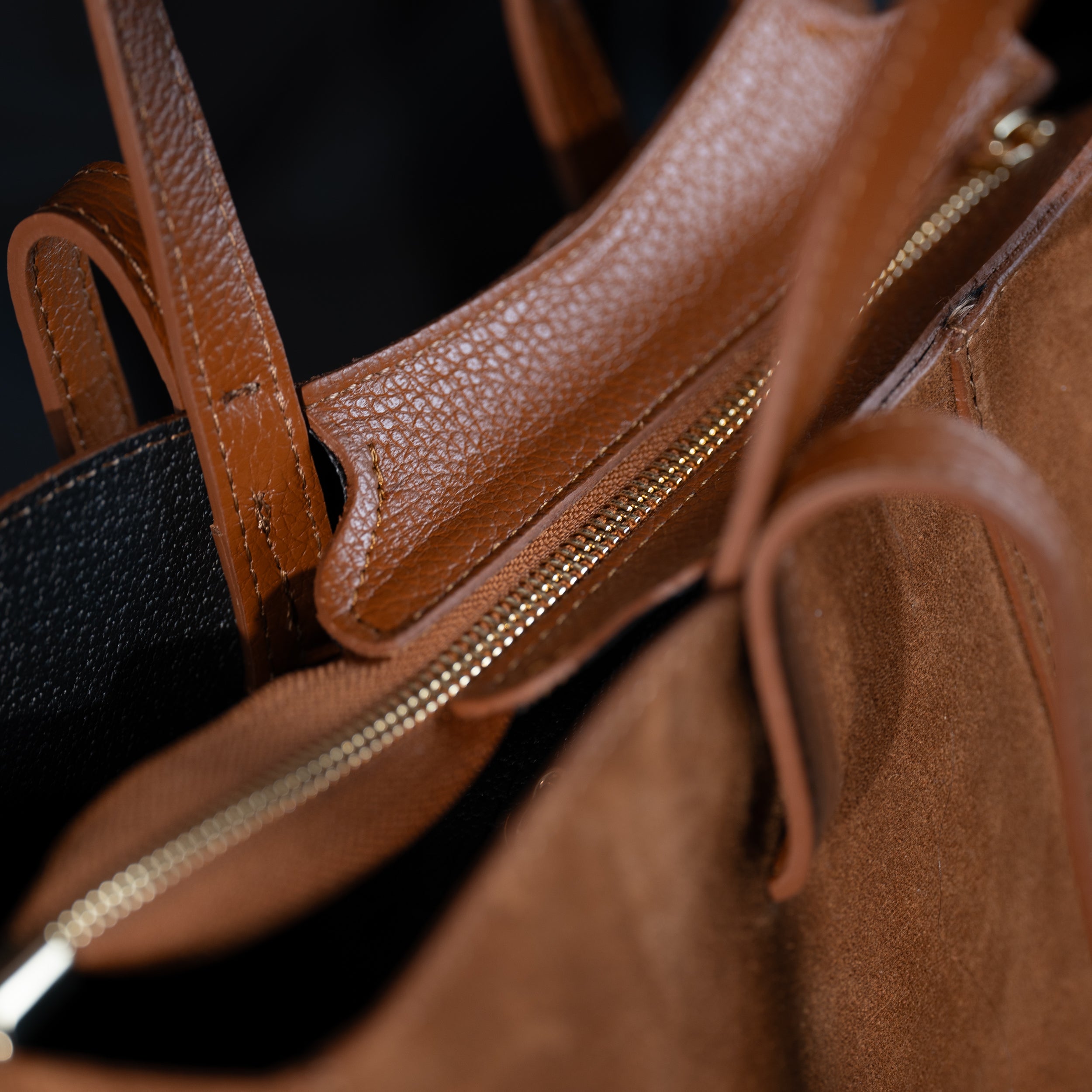 focus intérieur sac cabas en cuir suédé ou daim camel avec fermeture