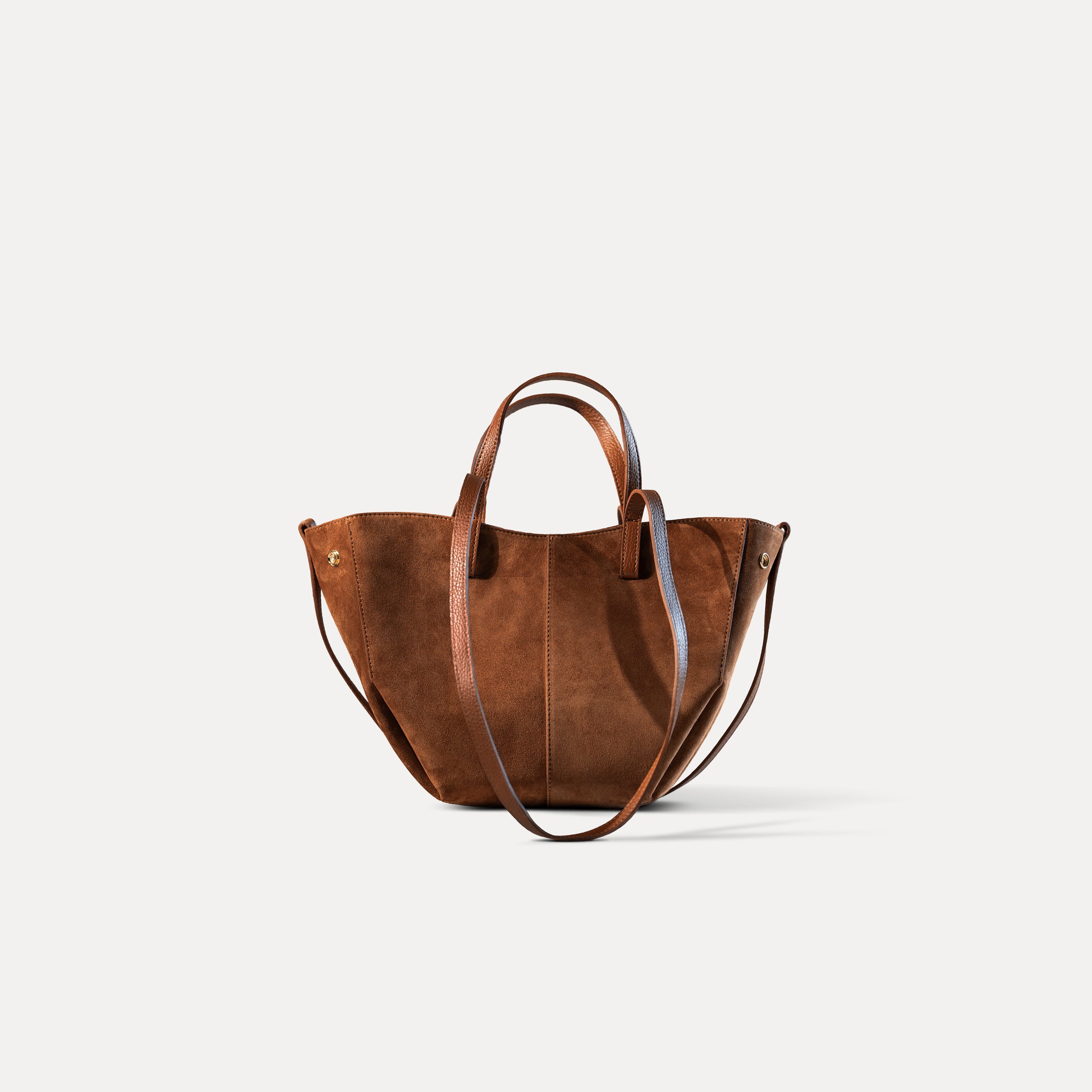 sac cabas pour femme forme trapèze en cuir suédé ou daim camel sur fond blanc