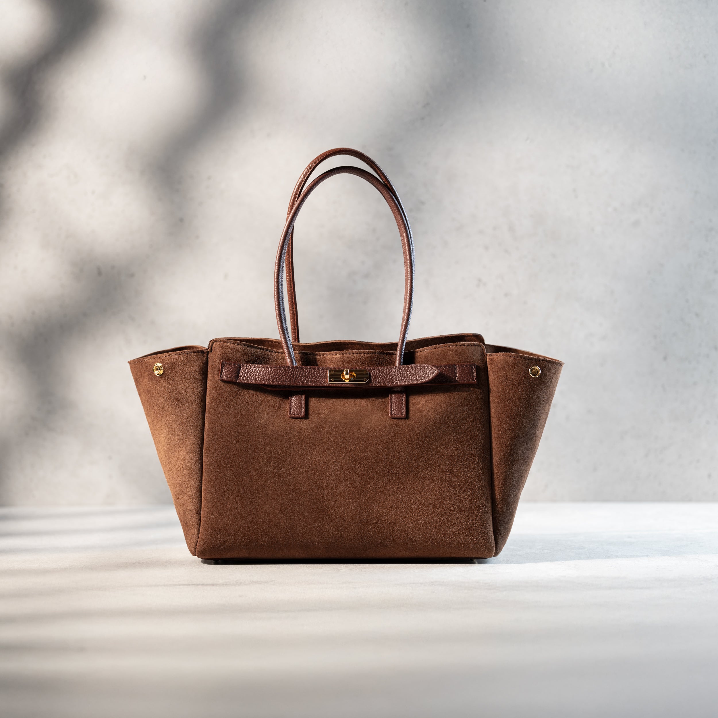 grand sac cabas femme en cuir suédé ou daim camel en forme trapèze avec fermoir tourniquet