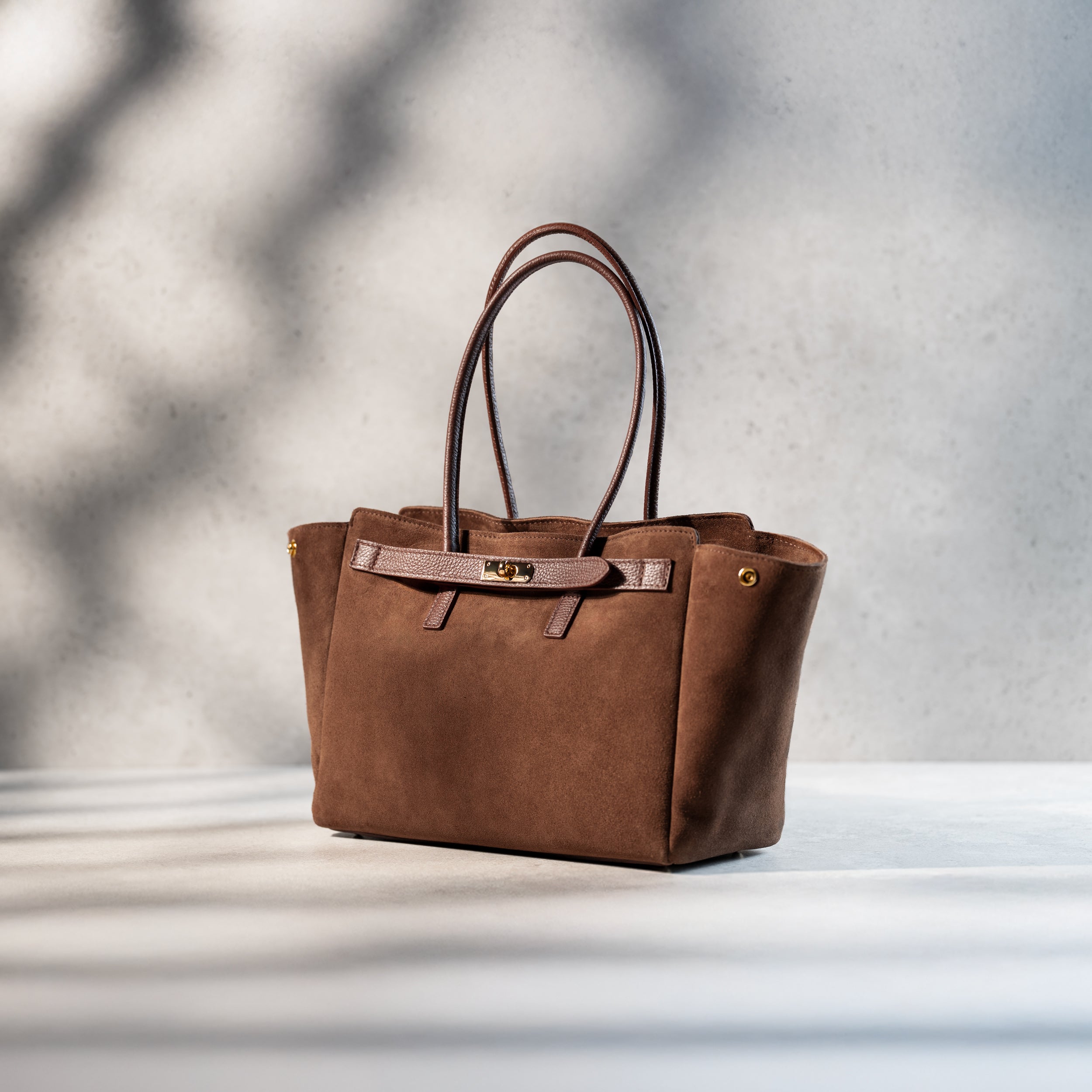 grand sac cabas femme en cuir suédé ou daim camel en forme trapèze avec fermoir tourniquet fermé de côté