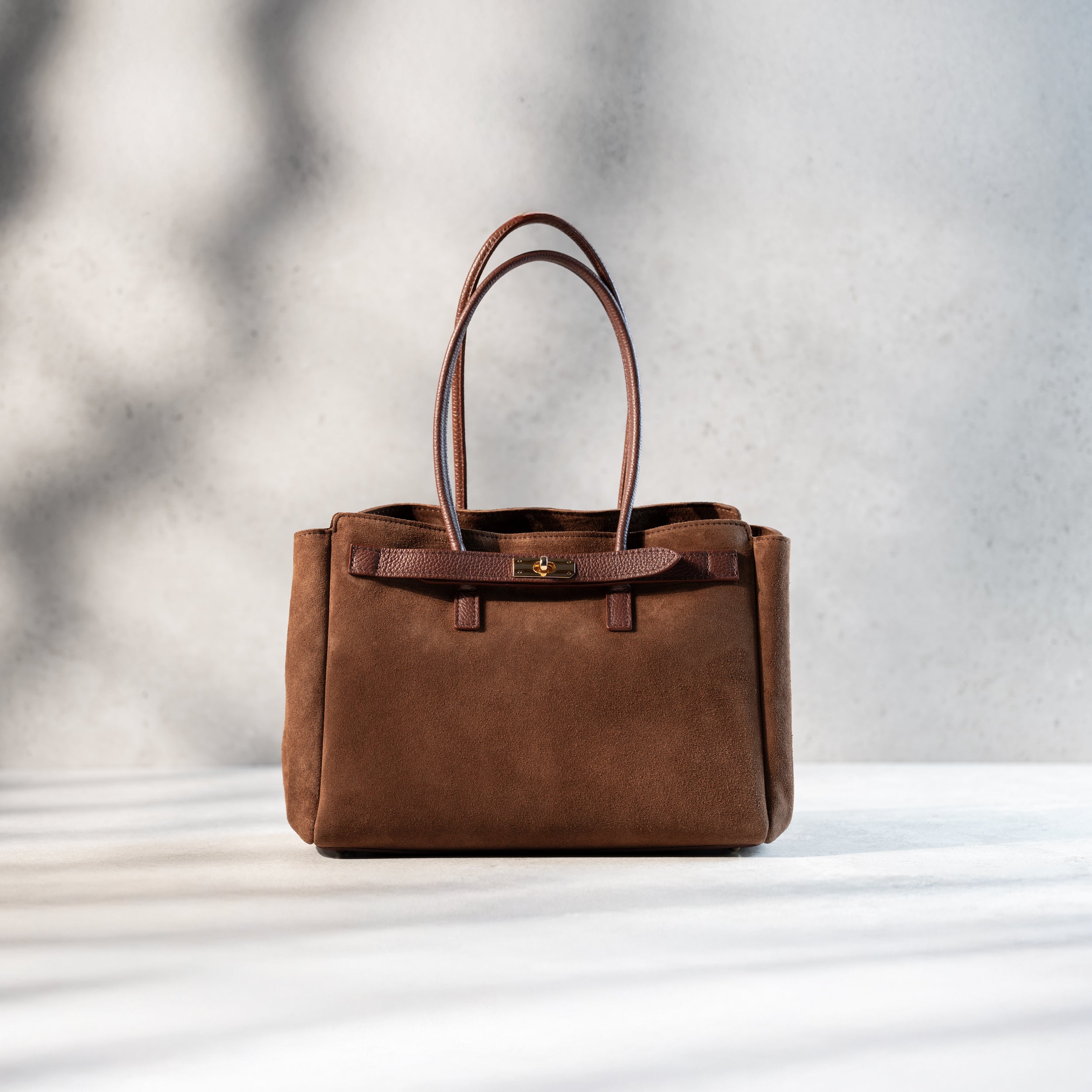 sac cabas femme en cuir suédé ou daim camel en forme rectangulaire avec fermoir tourniquet fermé