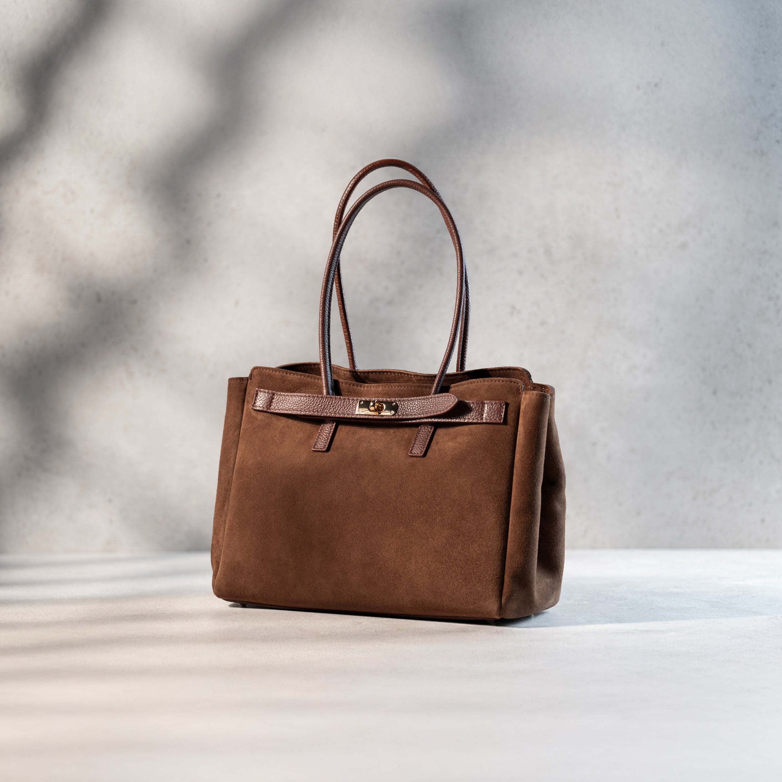 sac cabas femme en cuir suédé ou daim camel en forme rectangulaire avec fermoir tourniquet fermé de côté