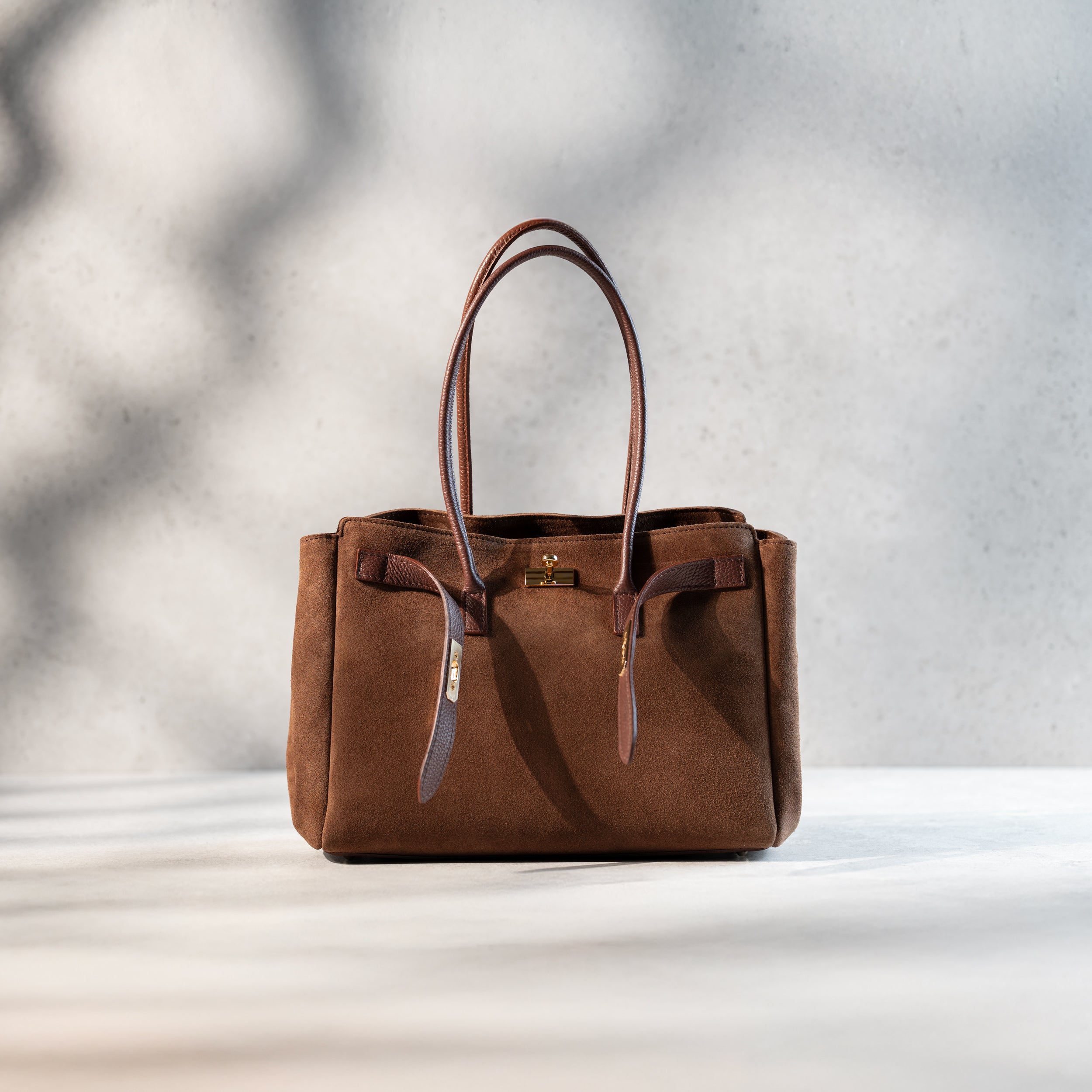 sac cabas femme en cuir suédé ou daim camel en forme rectangulaire avec fermoir tourniquet ouvert