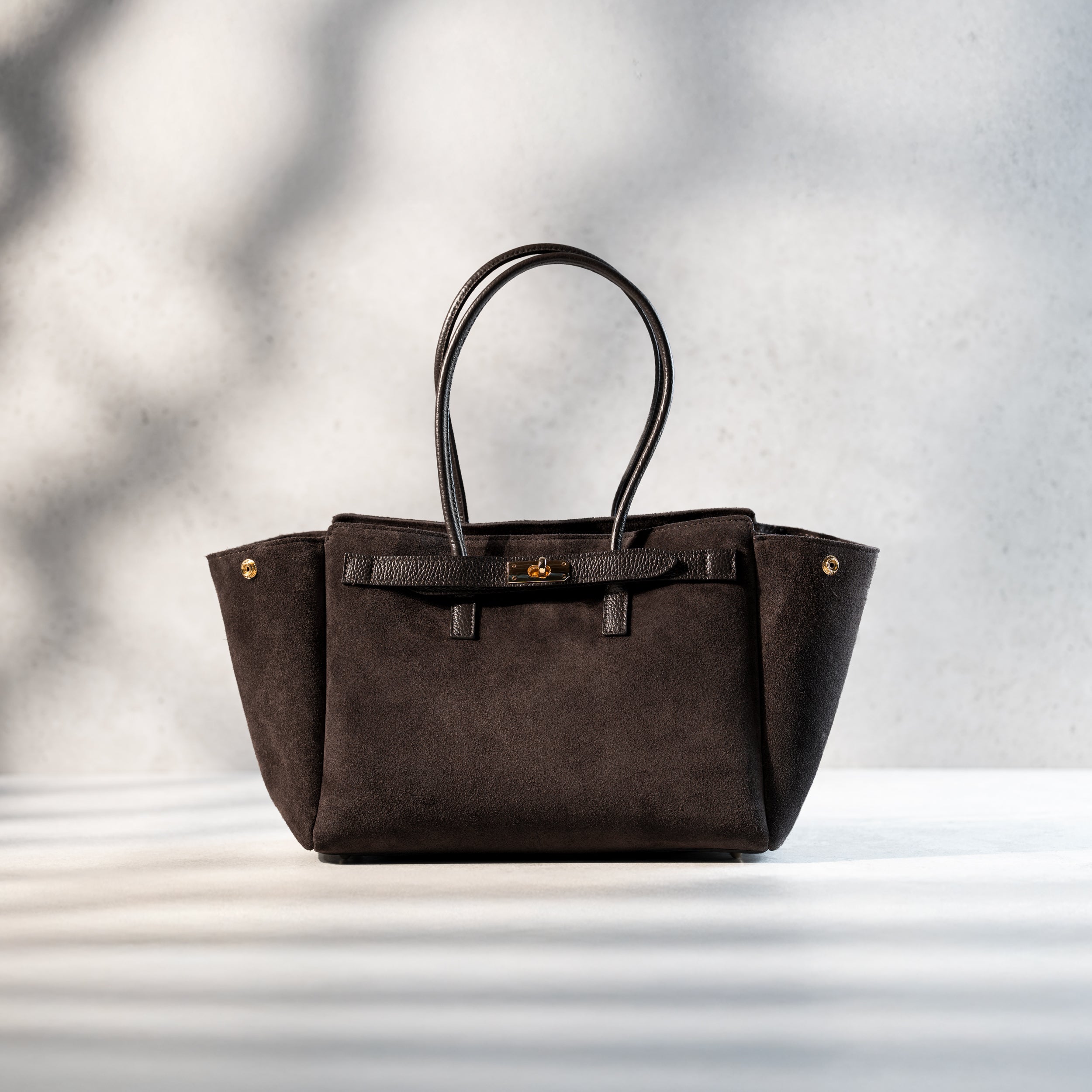 sac cabas femme en cuir suédé ou daim brun en forme trapèze avec fermoir tourniquet