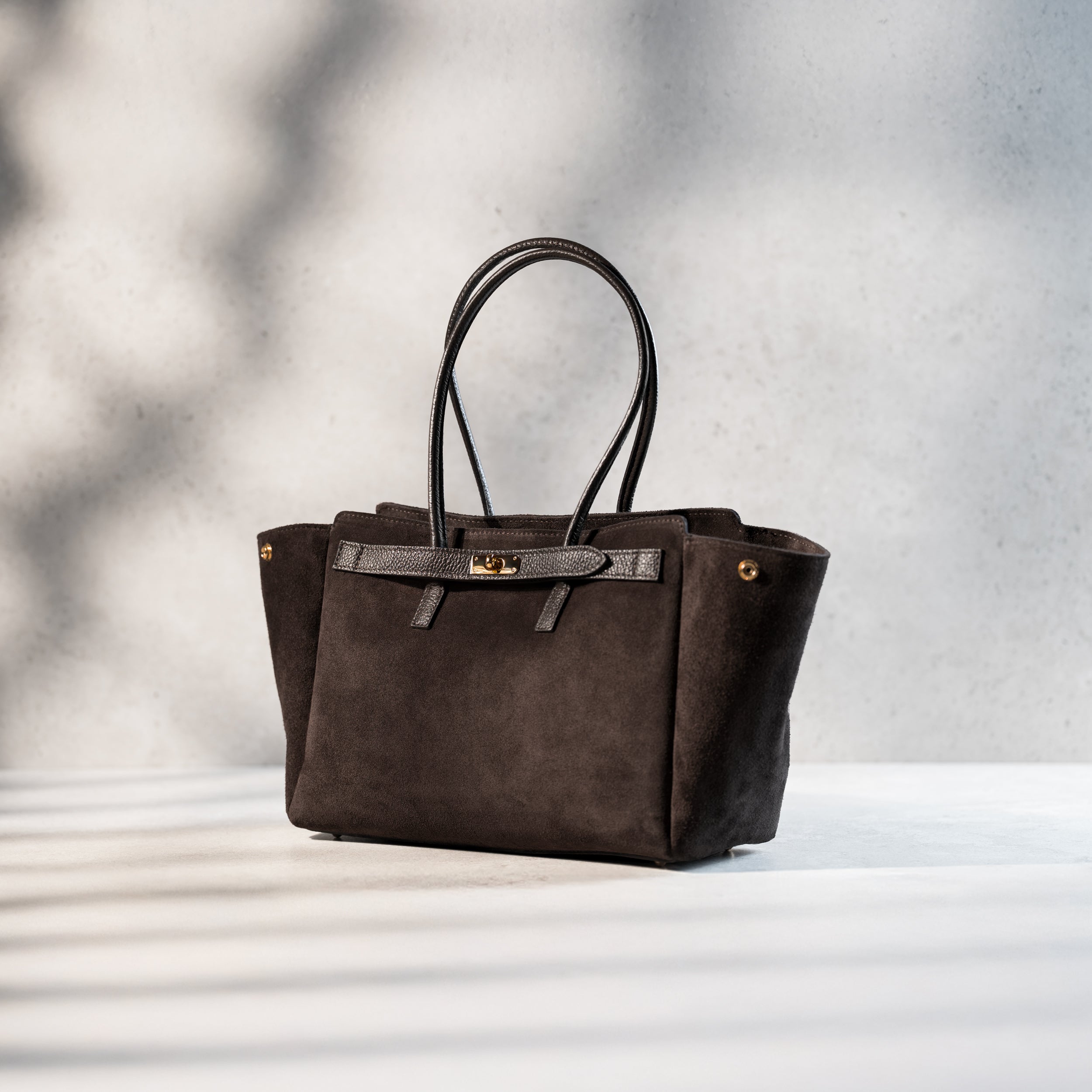 sac cabas femme en cuir suédé ou daim brun en forme trapèze avec fermoir tourniquet de côté