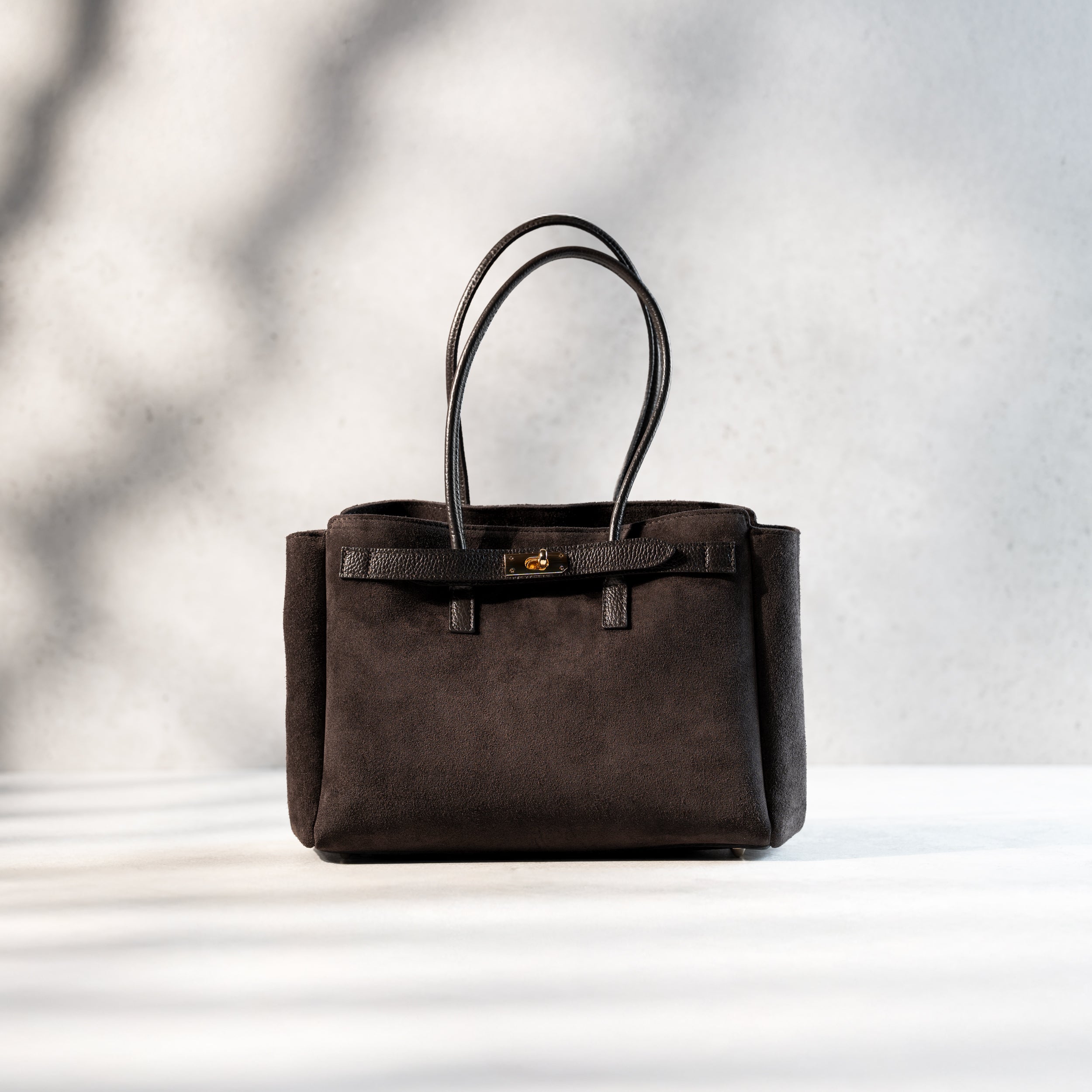 sac cabas femme en cuir suédé ou daim brun en forme rectangulaire avec fermoir tourniquet