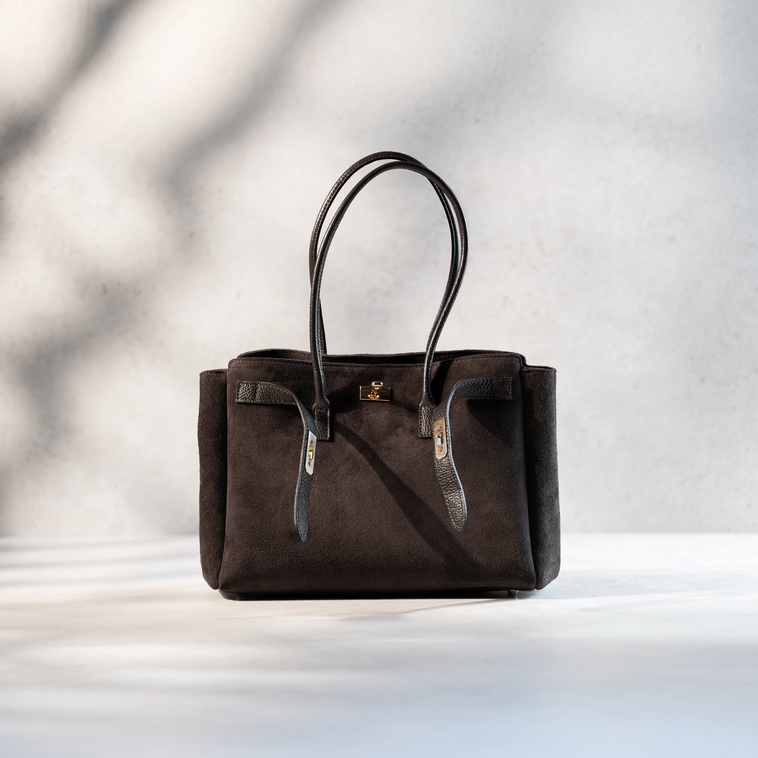 sac cabas femme en cuir suédé ou daim brun en forme rectangulaire avec fermoir tourniquet ouvert