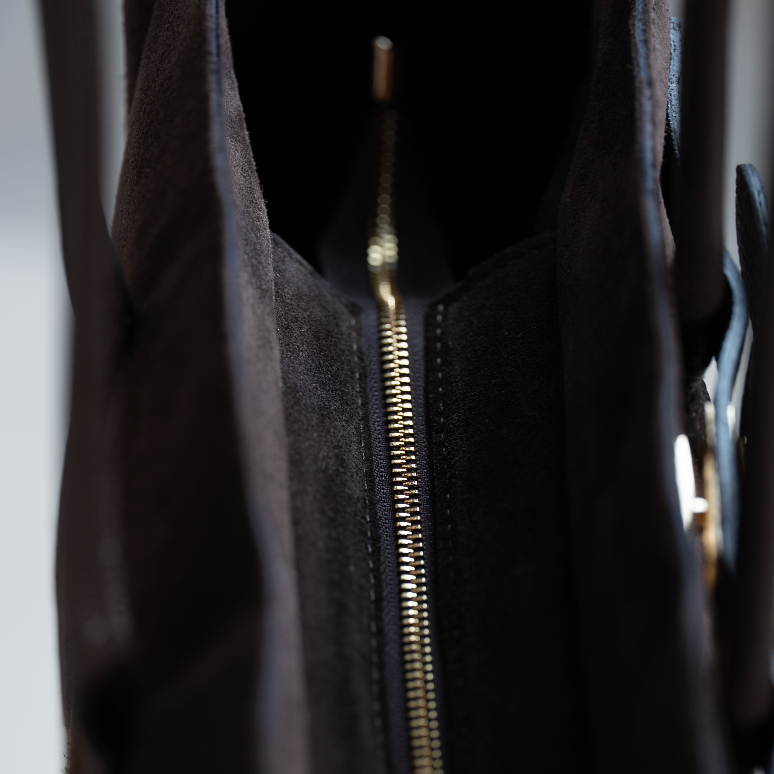 focus sur intérieur zippé d'un sac cabas femme en cuir suédé ou daim brun