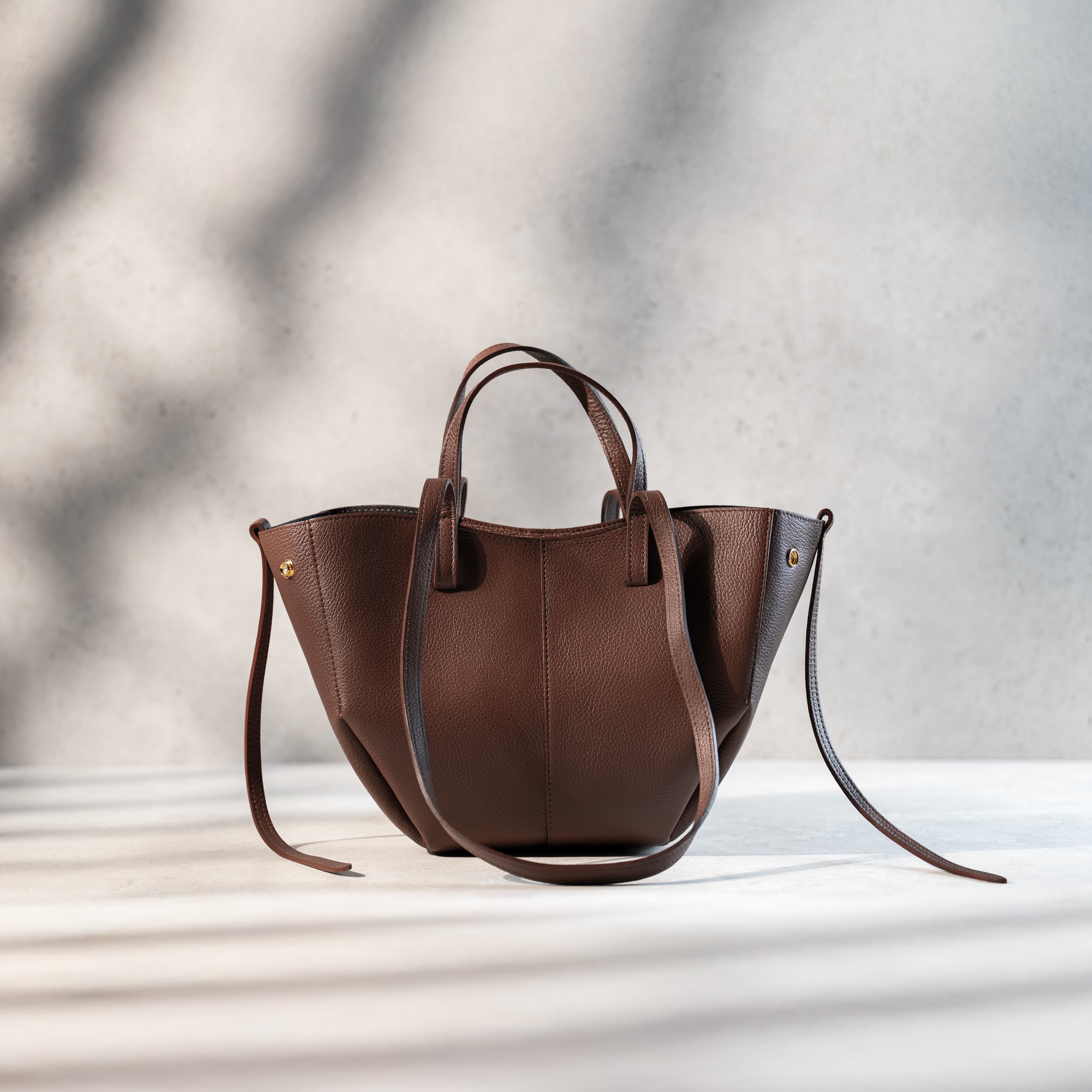 grand sac cabas pour femme forme trapèze en cuir lisse brun 