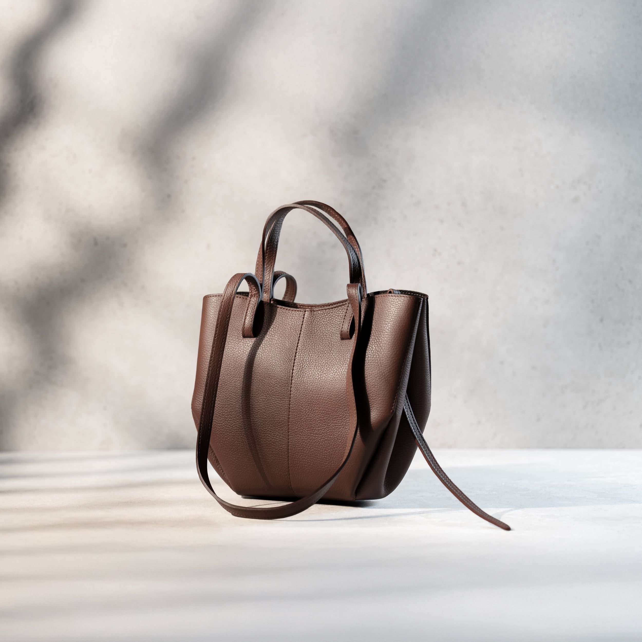 grand sac cabas pour femme forme rectangle en cuir lisse brun de côté