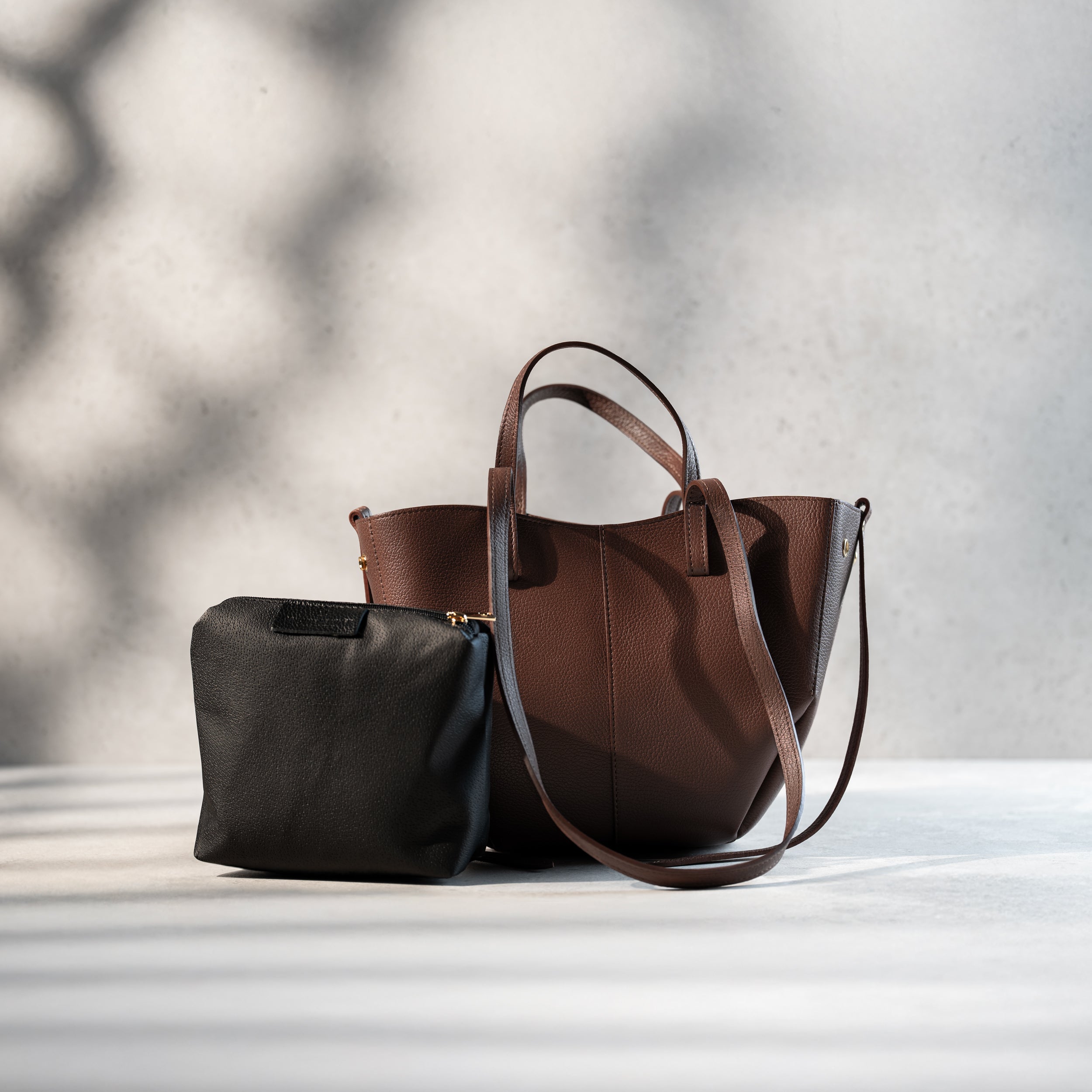 grand sac cabas pour femme forme trapèze en cuir lisse brun avec pochette de rangement noir