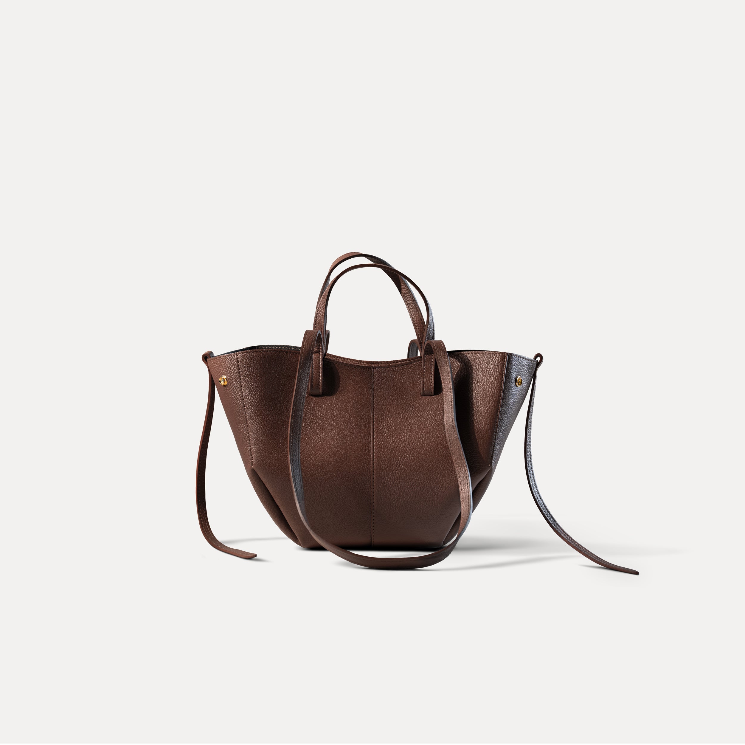 grand sac cabas pour femme forme rectangle en cuir lisse brun sur fond blanc