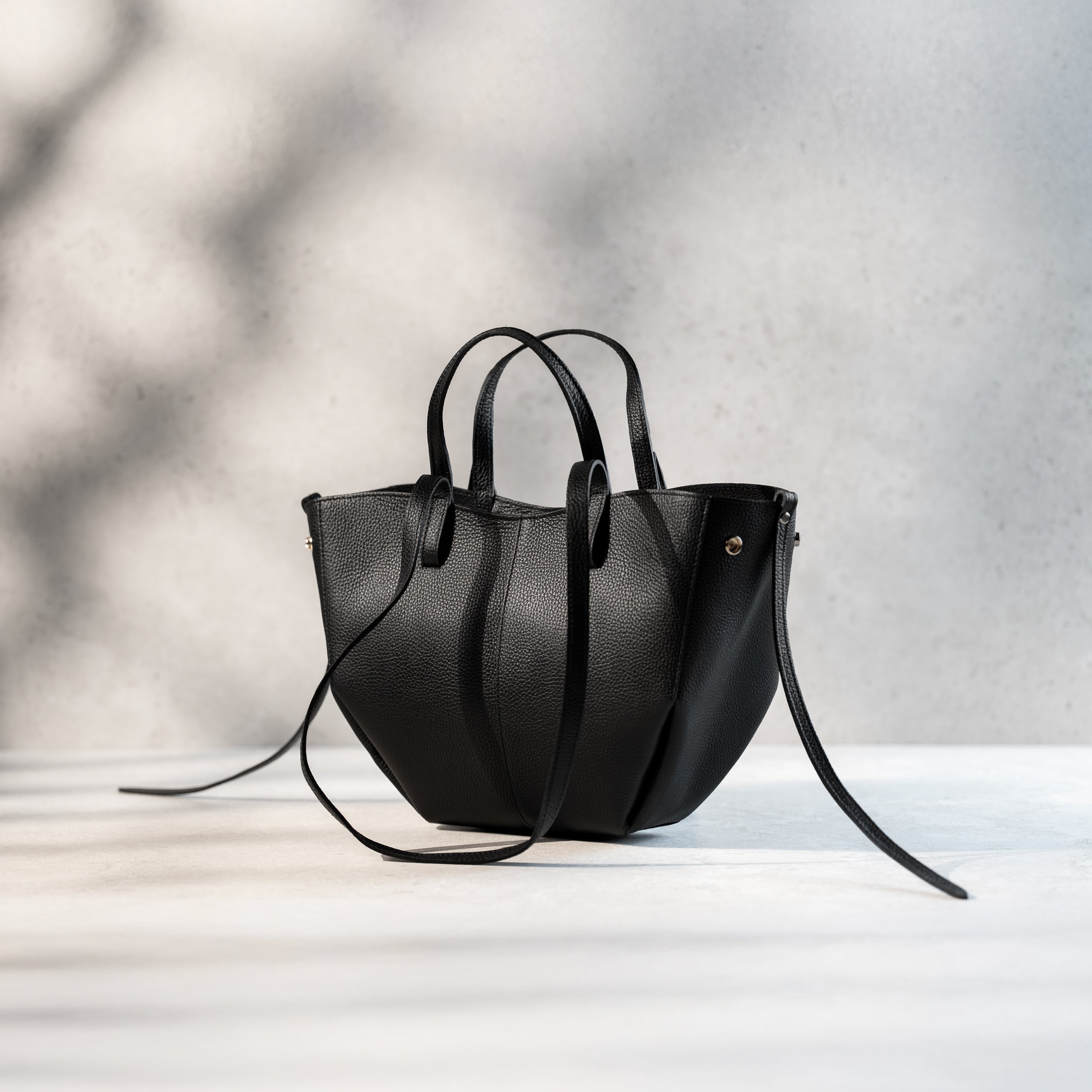 grand sac cabas pour femme forme trapèze en cuir lisse noir de côté