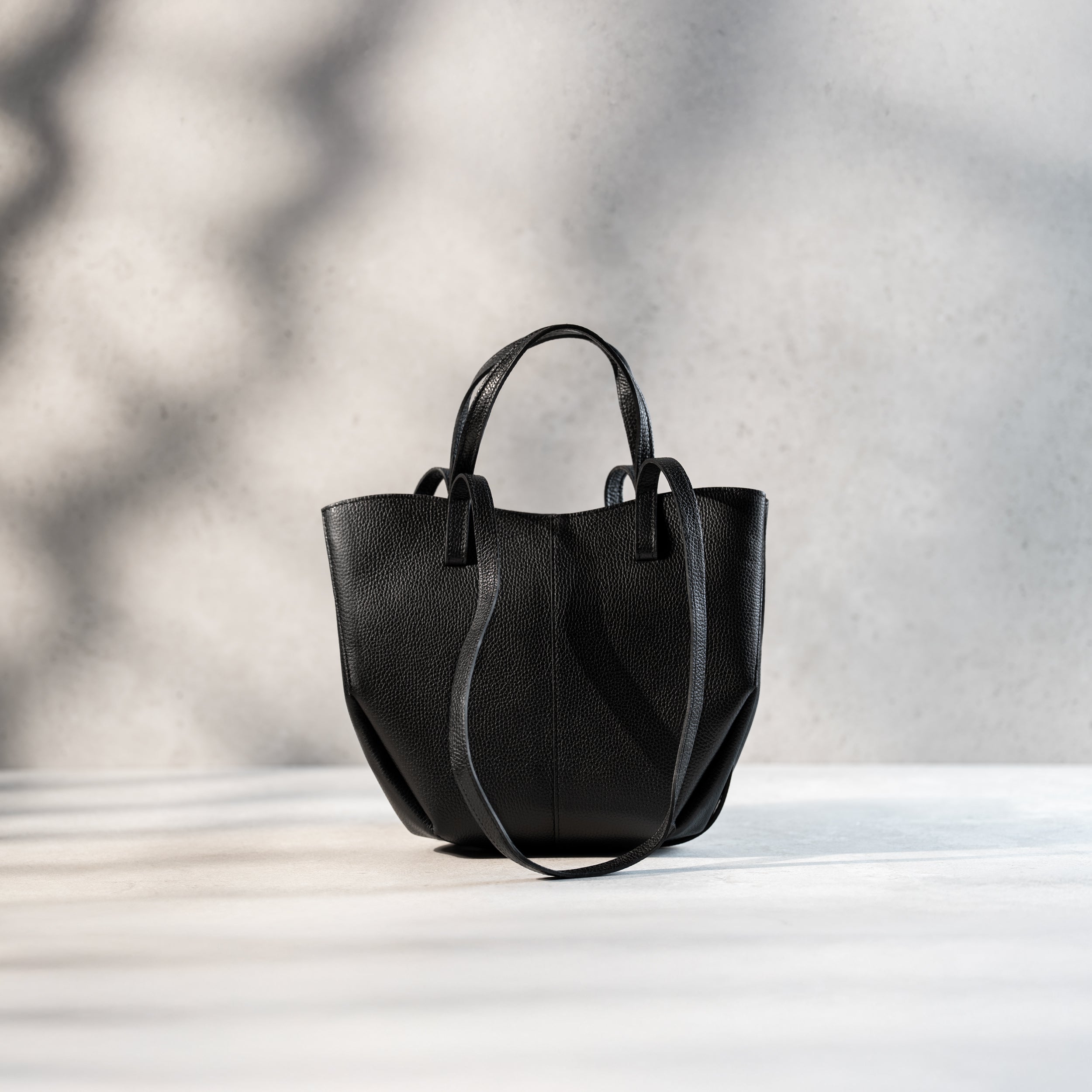 grand sac cabas pour femme forme rectangle en cuir lisse noir