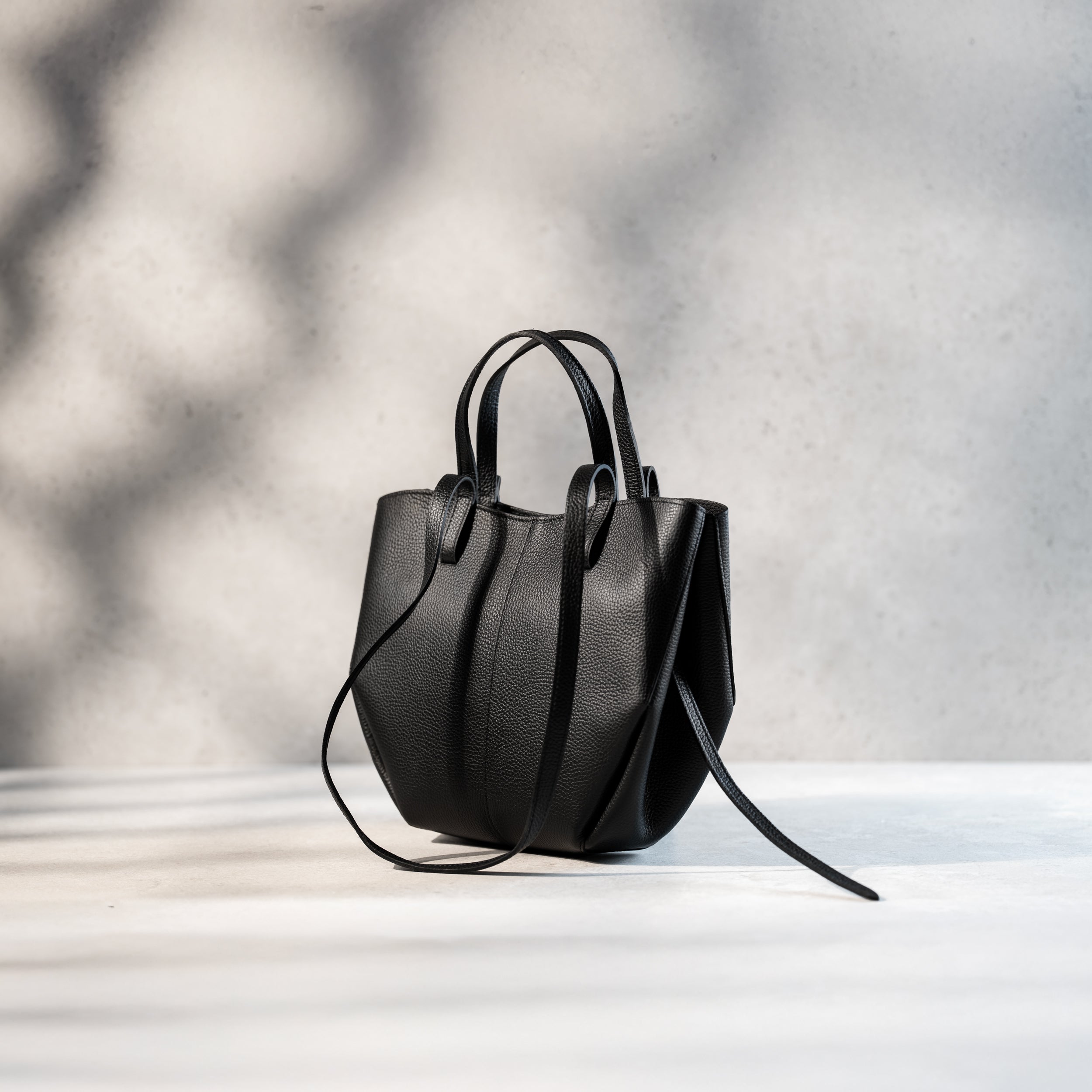 grand sac cabas pour femme forme rectangle en cuir lisse noir de côté 