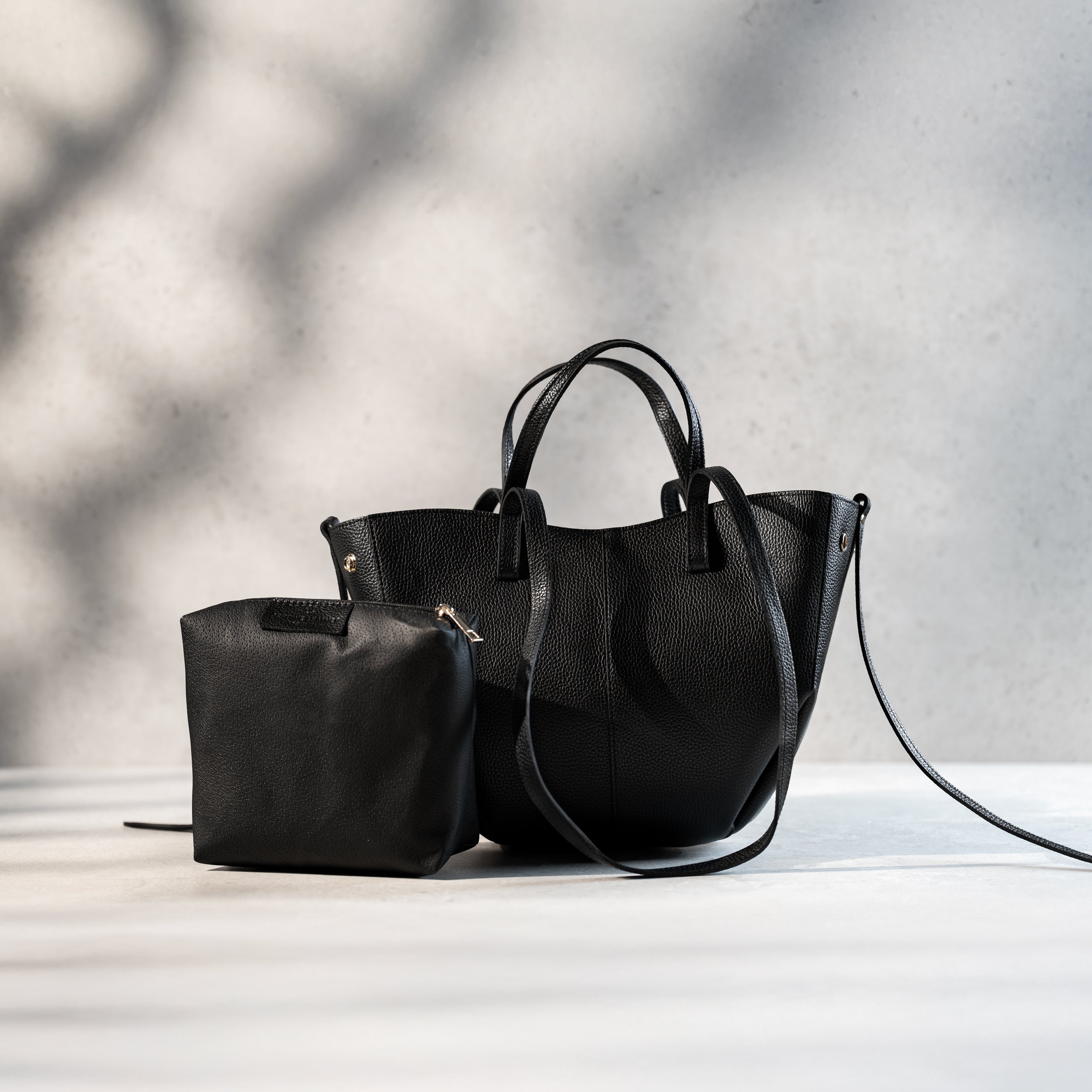 grand sac cabas pour femme forme trapèze en cuir lisse noir et pochette de rangement noir