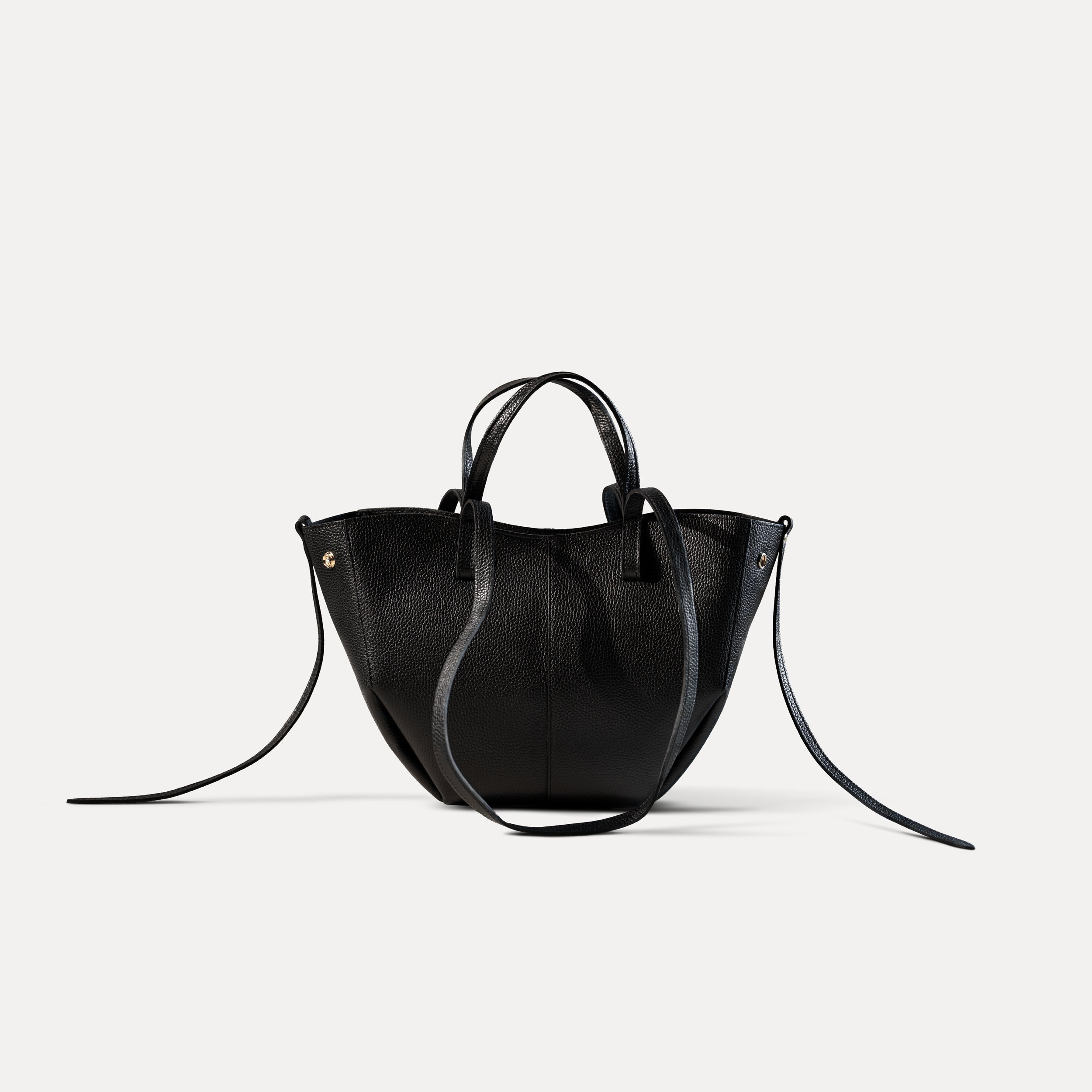 grand sac cabas pour femme forme trapèze en cuir lisse noir sur fond blanc