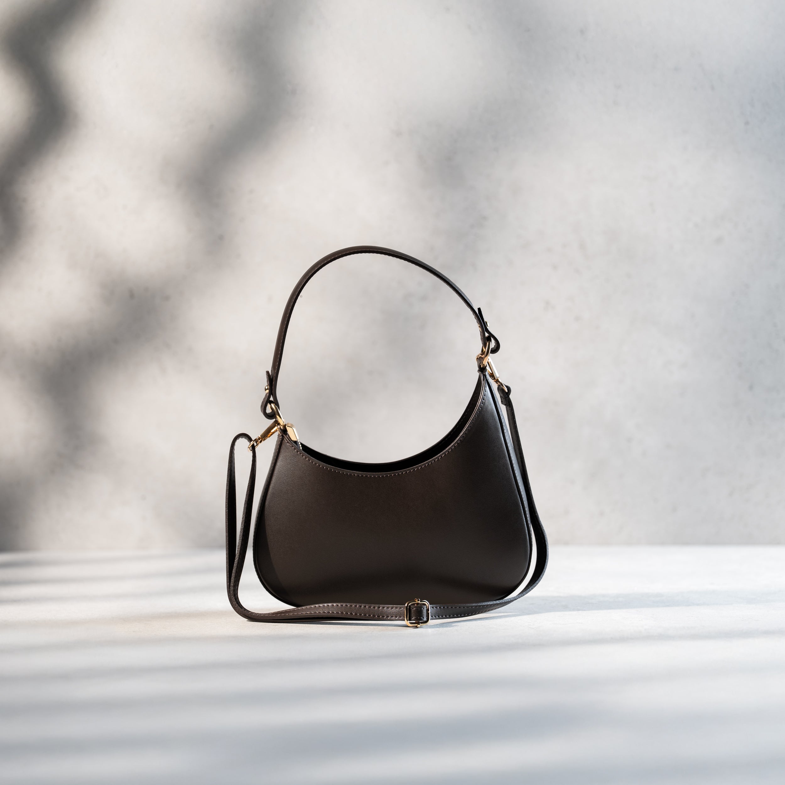 sac à main forme hobo demi lune asymétrique pour femme en cuir lisse marron avec bandoulière