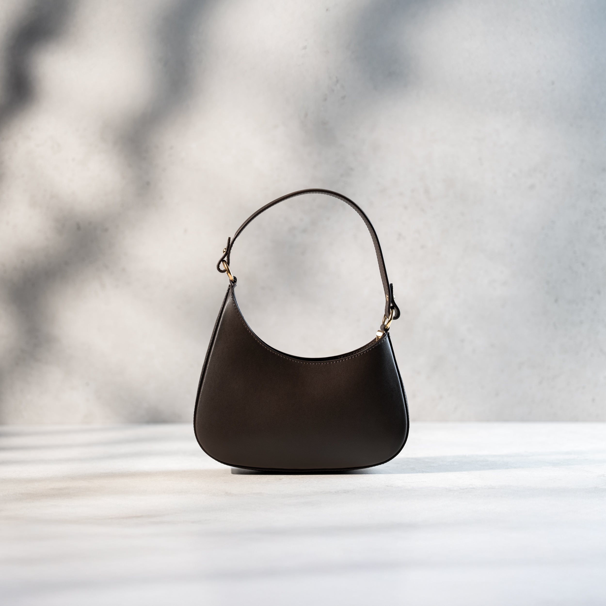 sac à main forme hobo demi lune asymétrique pour femme en cuir lisse marron