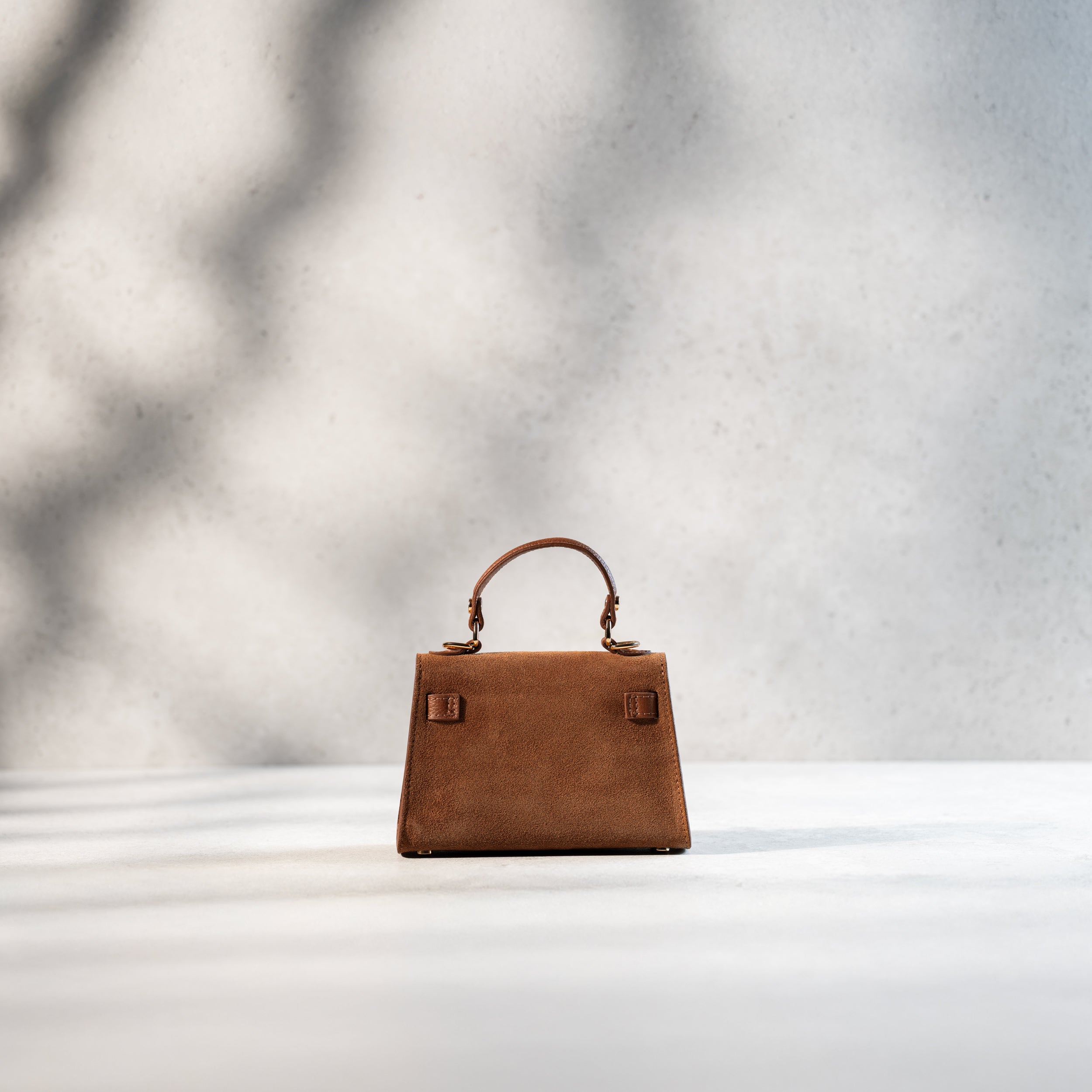 arrière d'un sac à main femme en daim top handle en cuir suédé camel