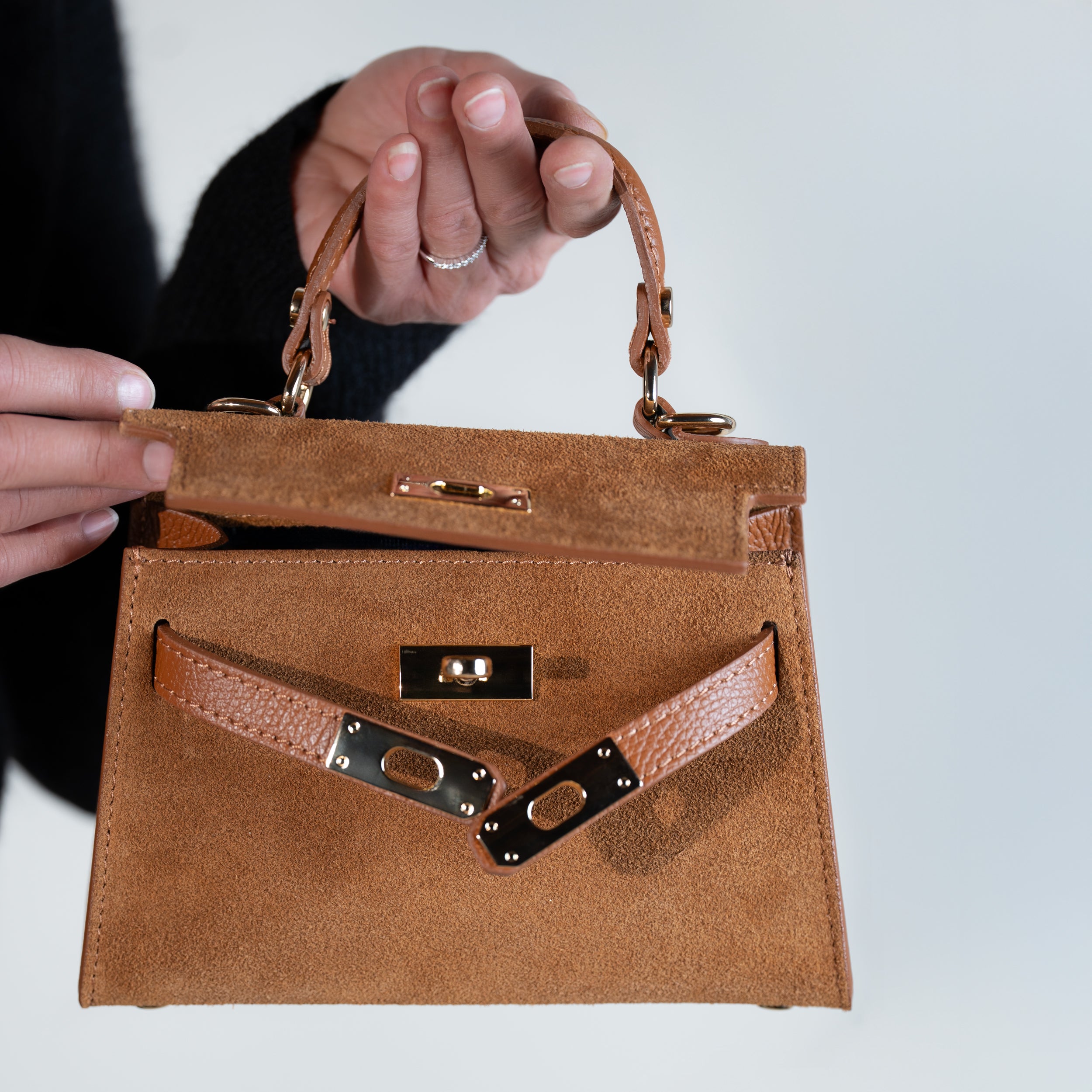 sac à main femme en daim top handle avec fermoir tourniquet et bijouterie doré dans un cuir suédé camel 